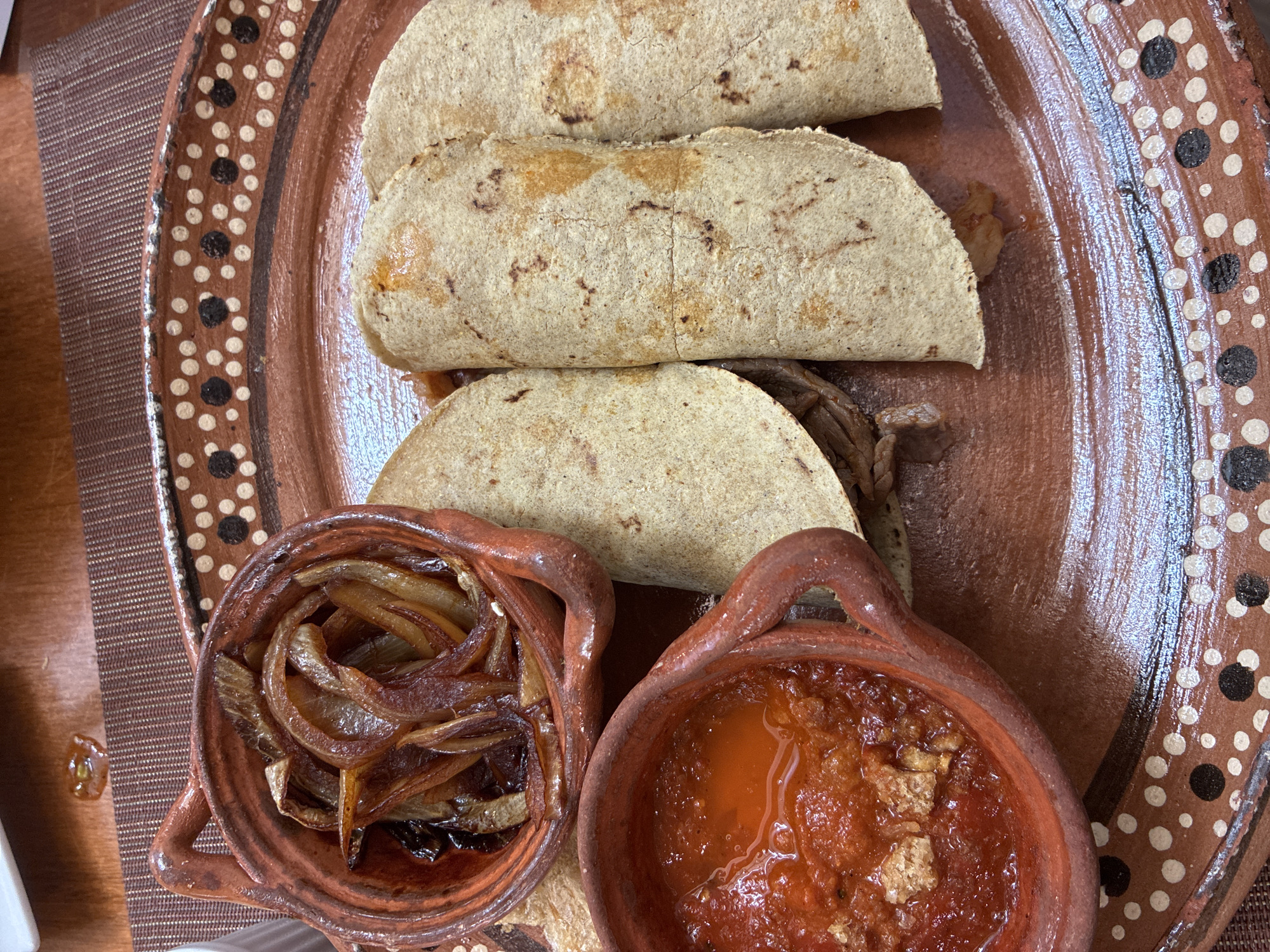 Tacos photographed on ceramic plate in Cuautitlán Izcalli
