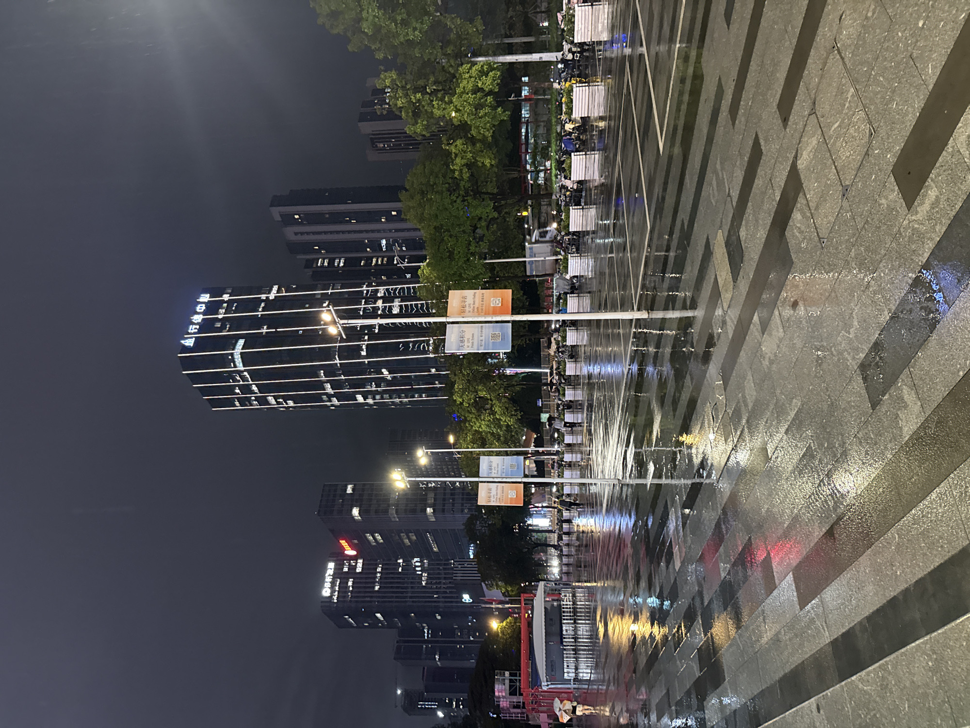 Rainy night scenes captured in Tianhe District, China
