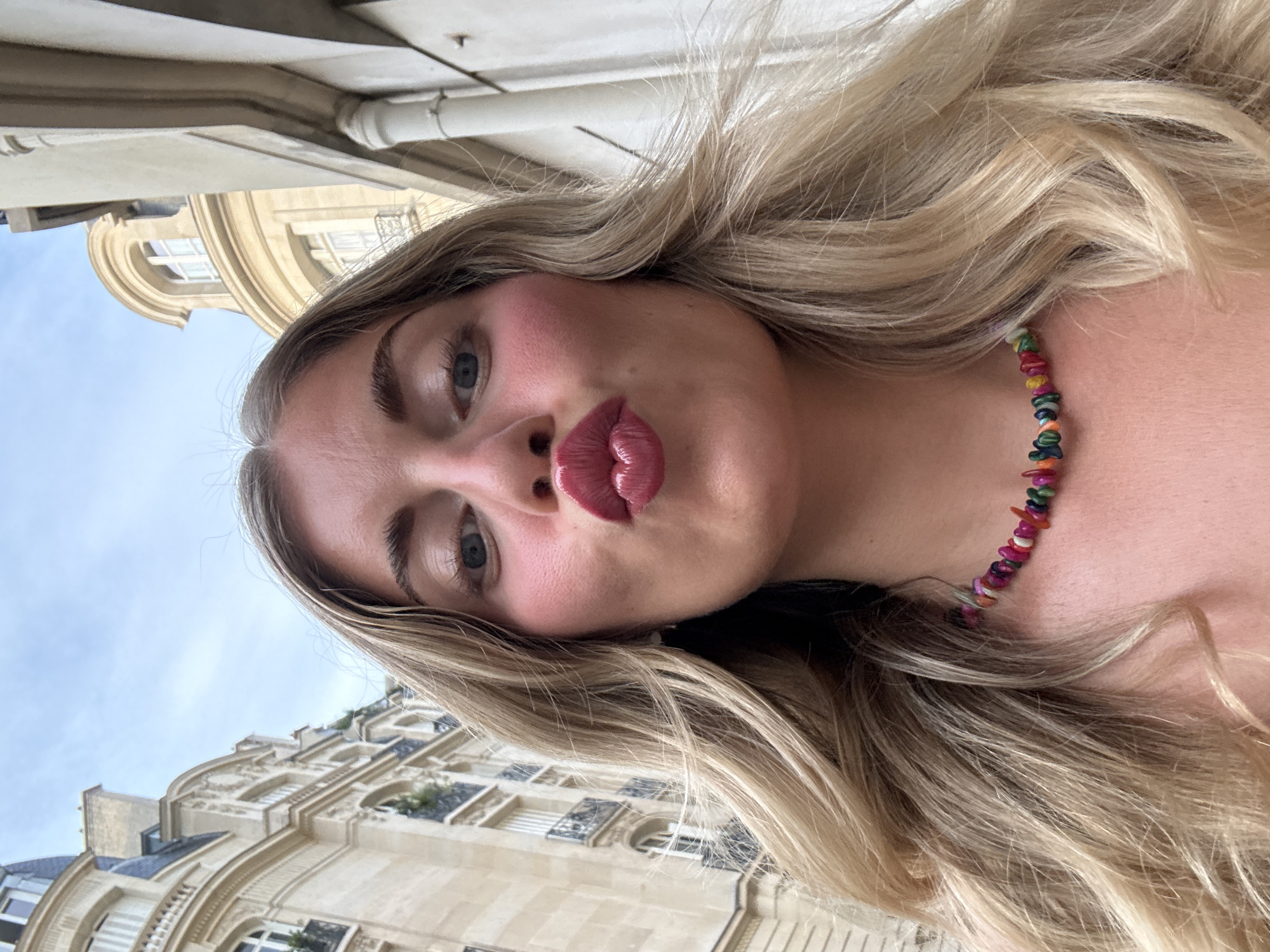 Selfie session and nail art detail shots on a Paris street