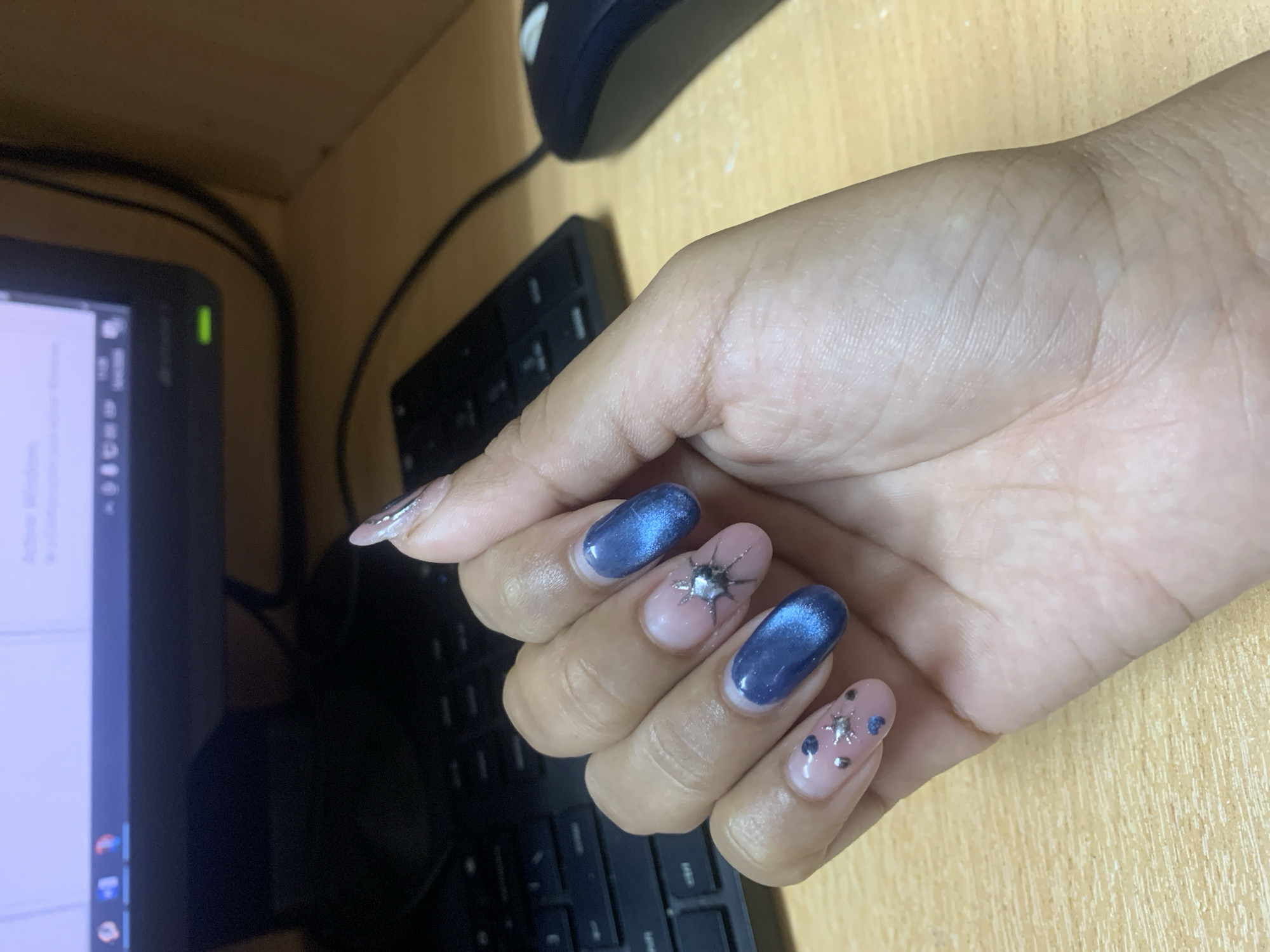 Computer user with manicured nails documented at Guayaquil workstation