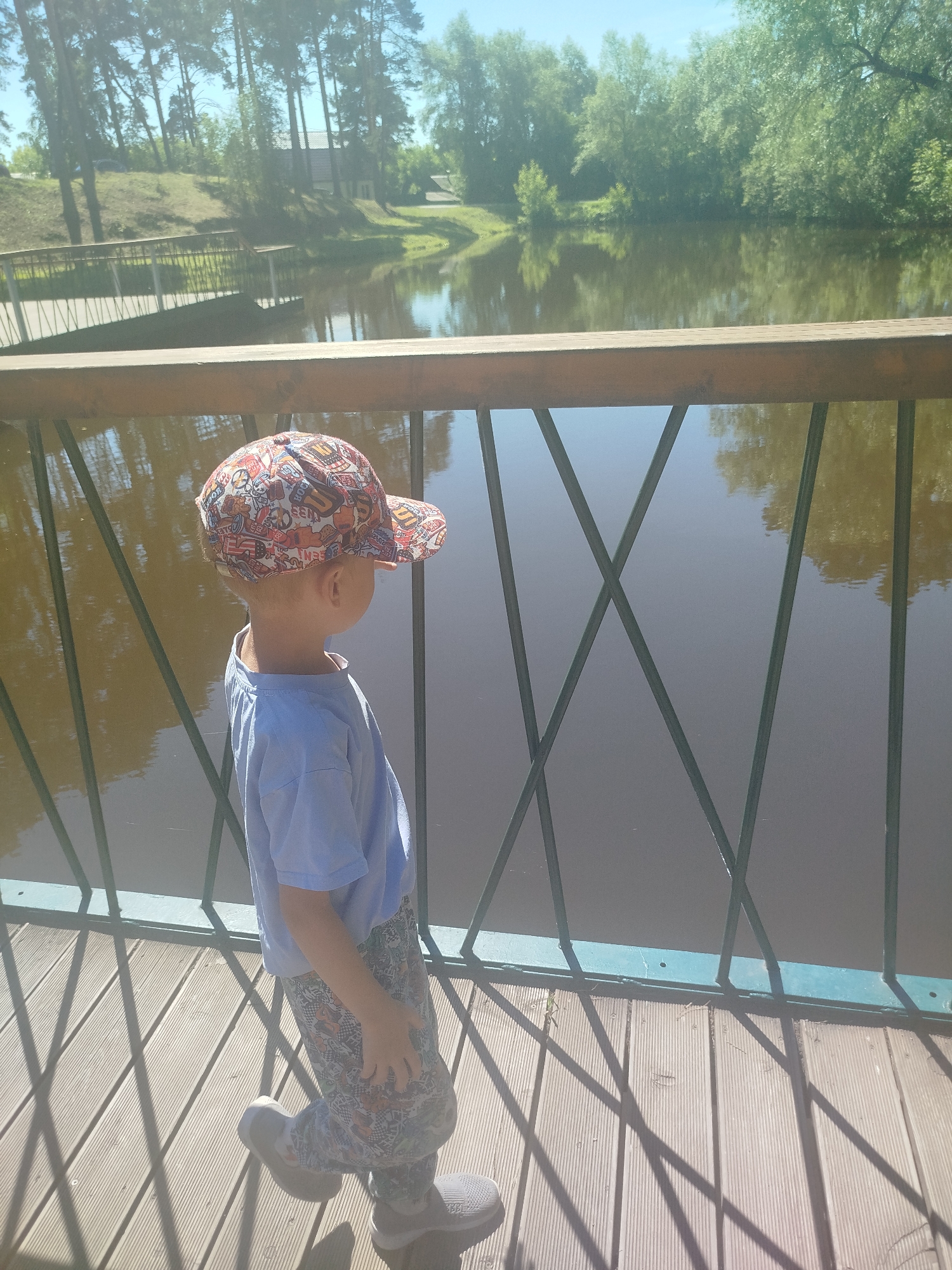 Summer morning on a Zavodoukovsk boardwalk: art, bridges, pine roads