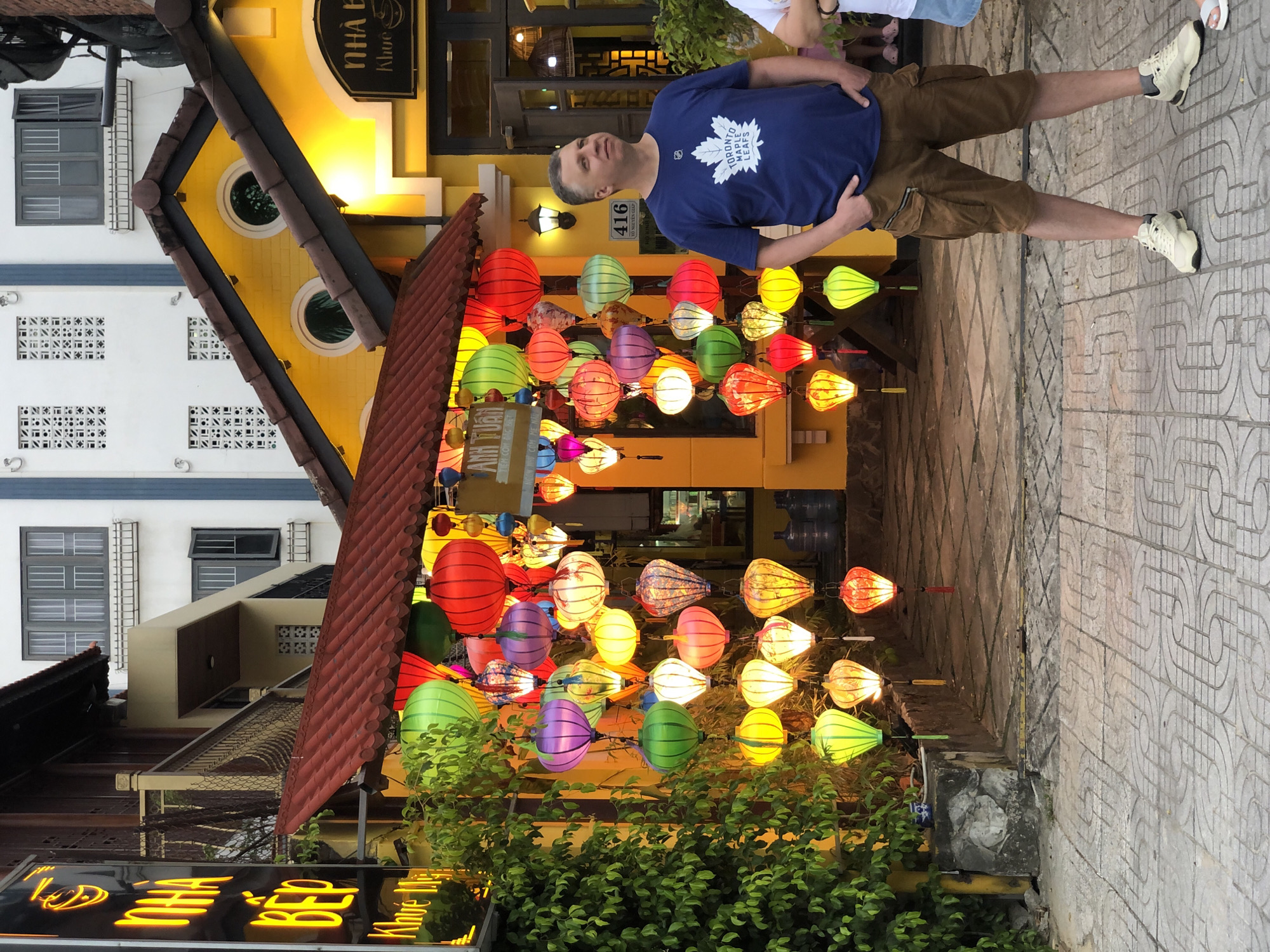 Street-level snapshots of Đà Nẵng storefronts and city sidewalks