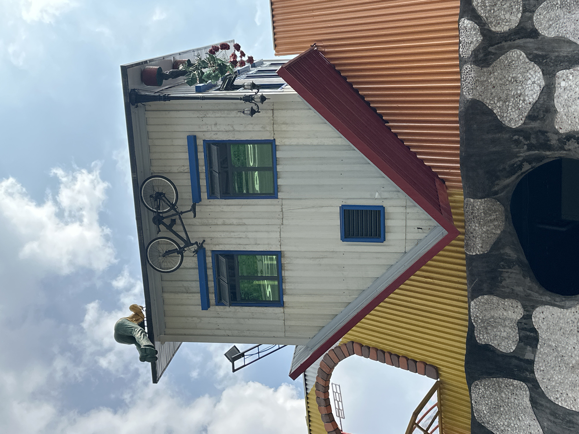 Witness documents quirky architecture at Chongqing creative park