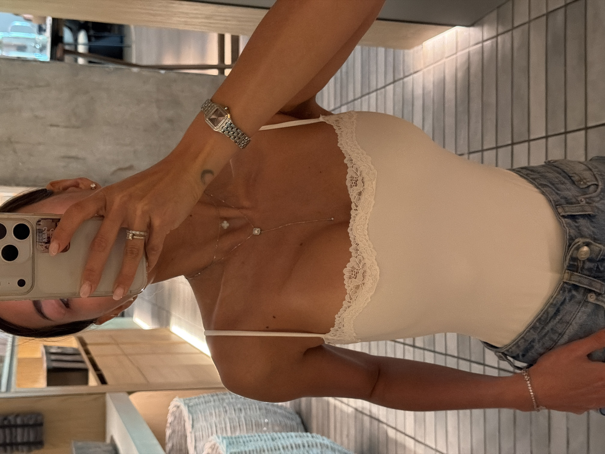 Woman takes selfies in Krasnoyarsk restaurant, captured by witness