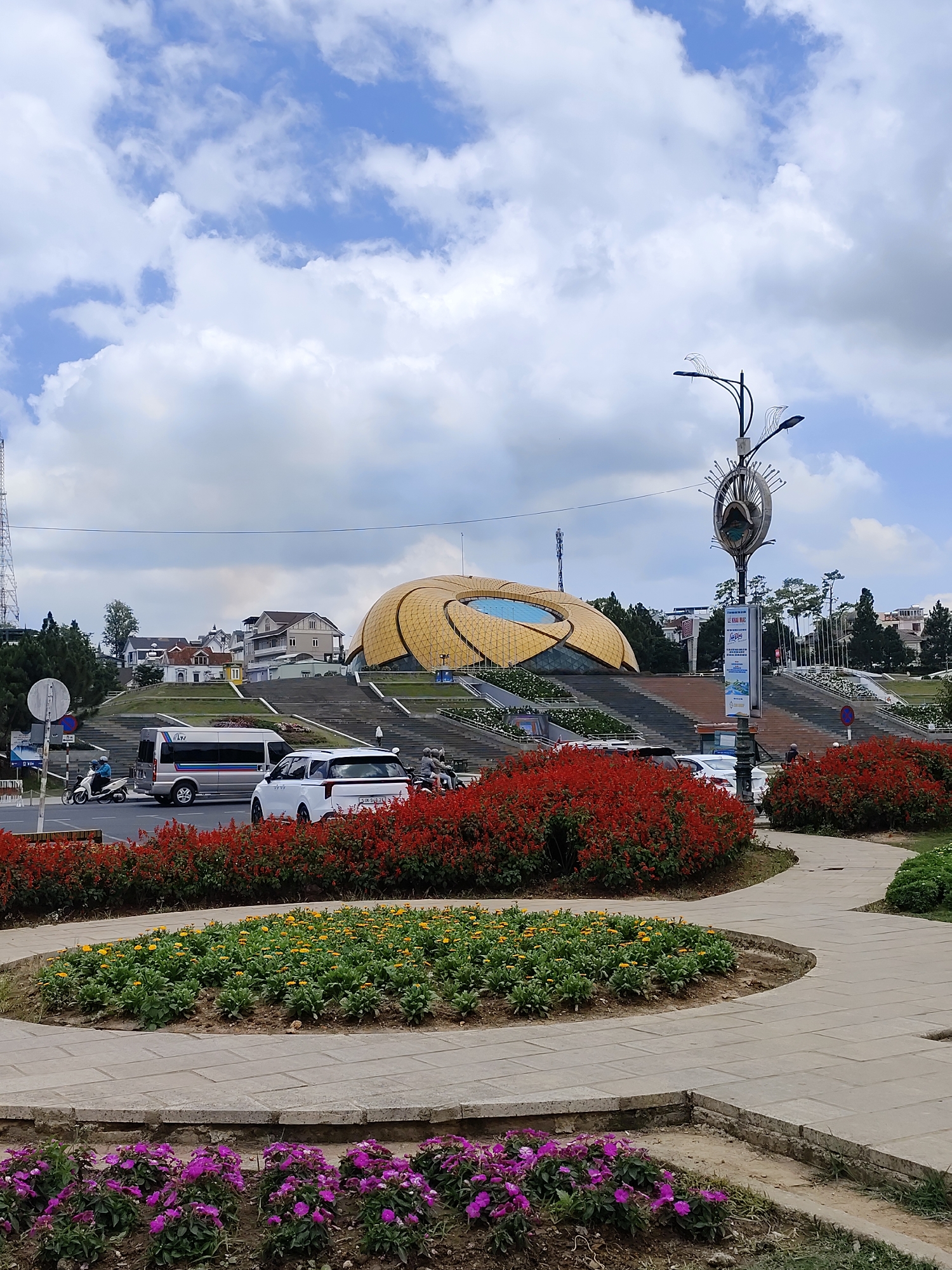 Morning leisure activities observed around Da Lat landmarks and lakefront