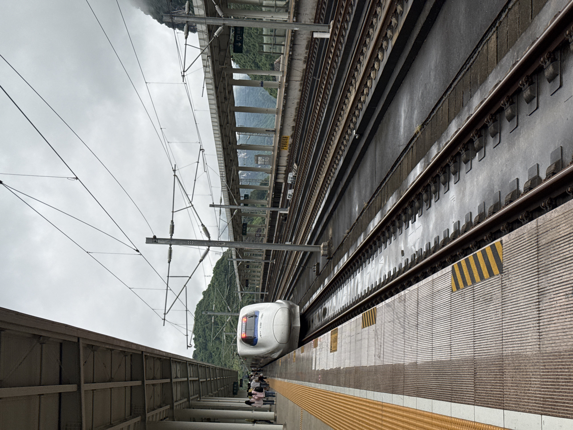 High-speed train stops at Guilin station for passenger boarding