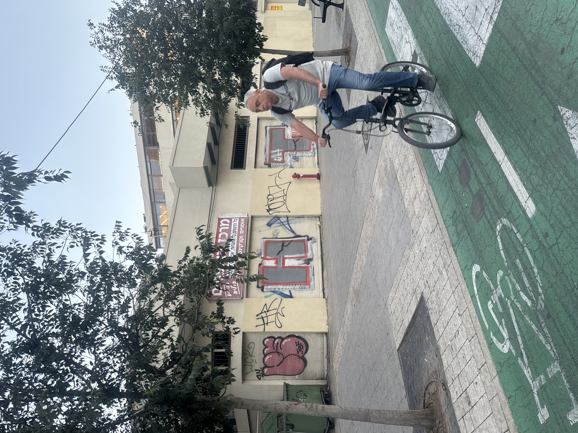 Photographer documents Tel Aviv streetscapes during golden hour session