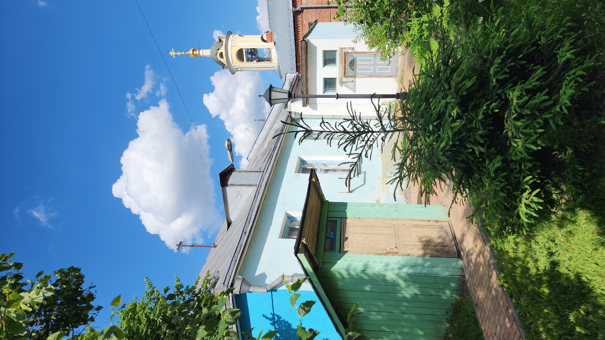 Moscow resident captures sunny afternoon walk through historic city streets