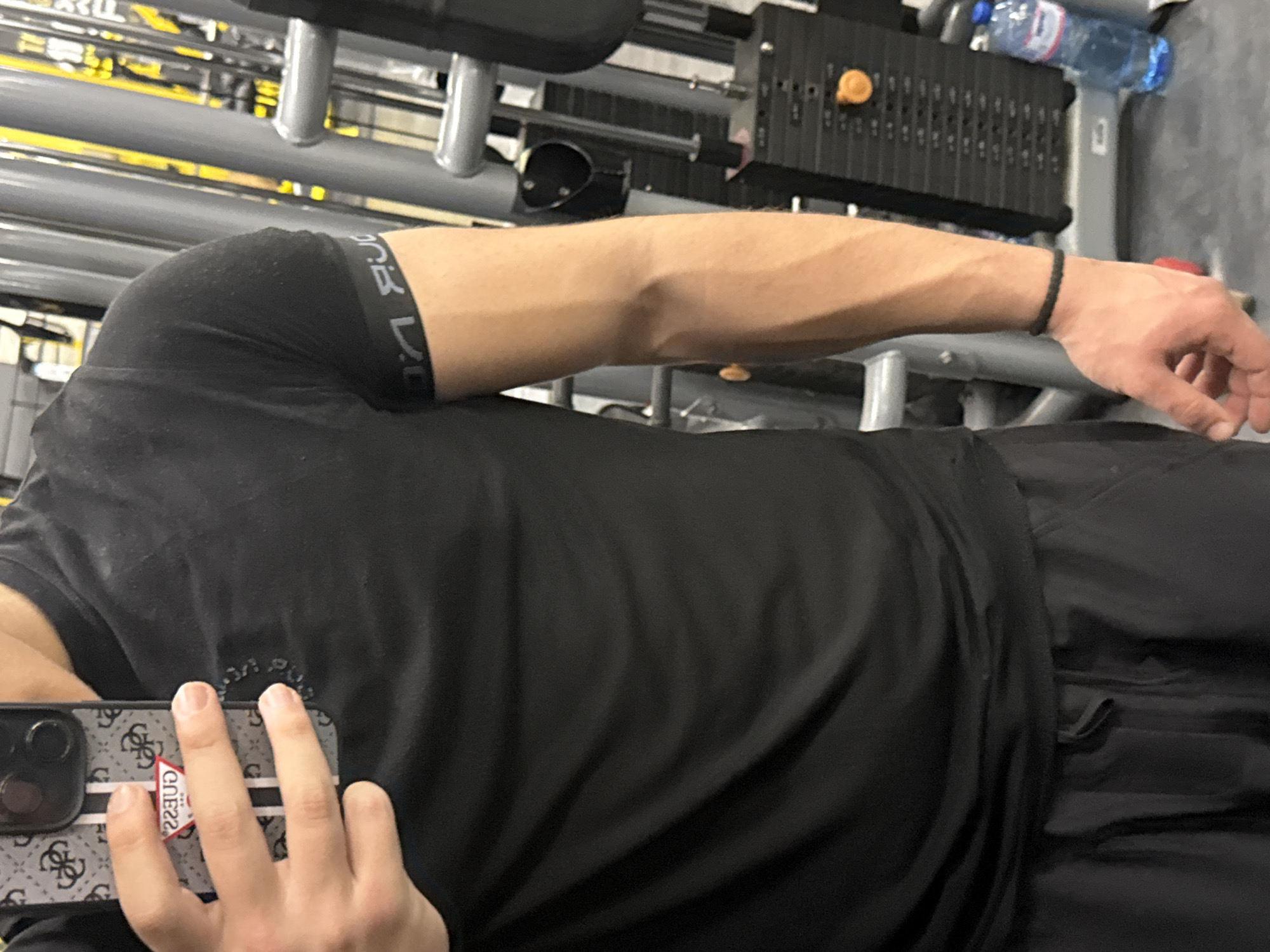 Man takes gym selfie while flexing in Sofia