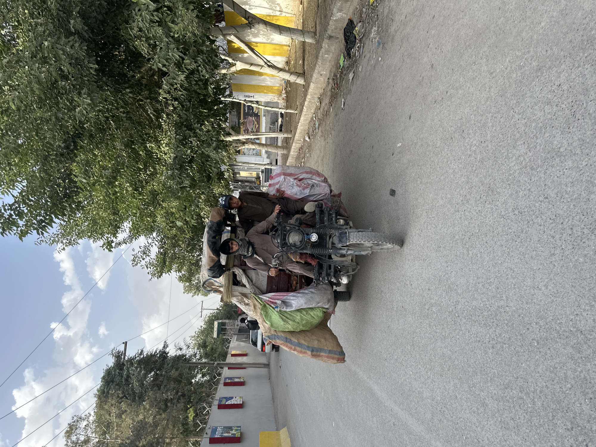 Loaded motorcycle-rickshaw carries passengers, cargo on Quetta road