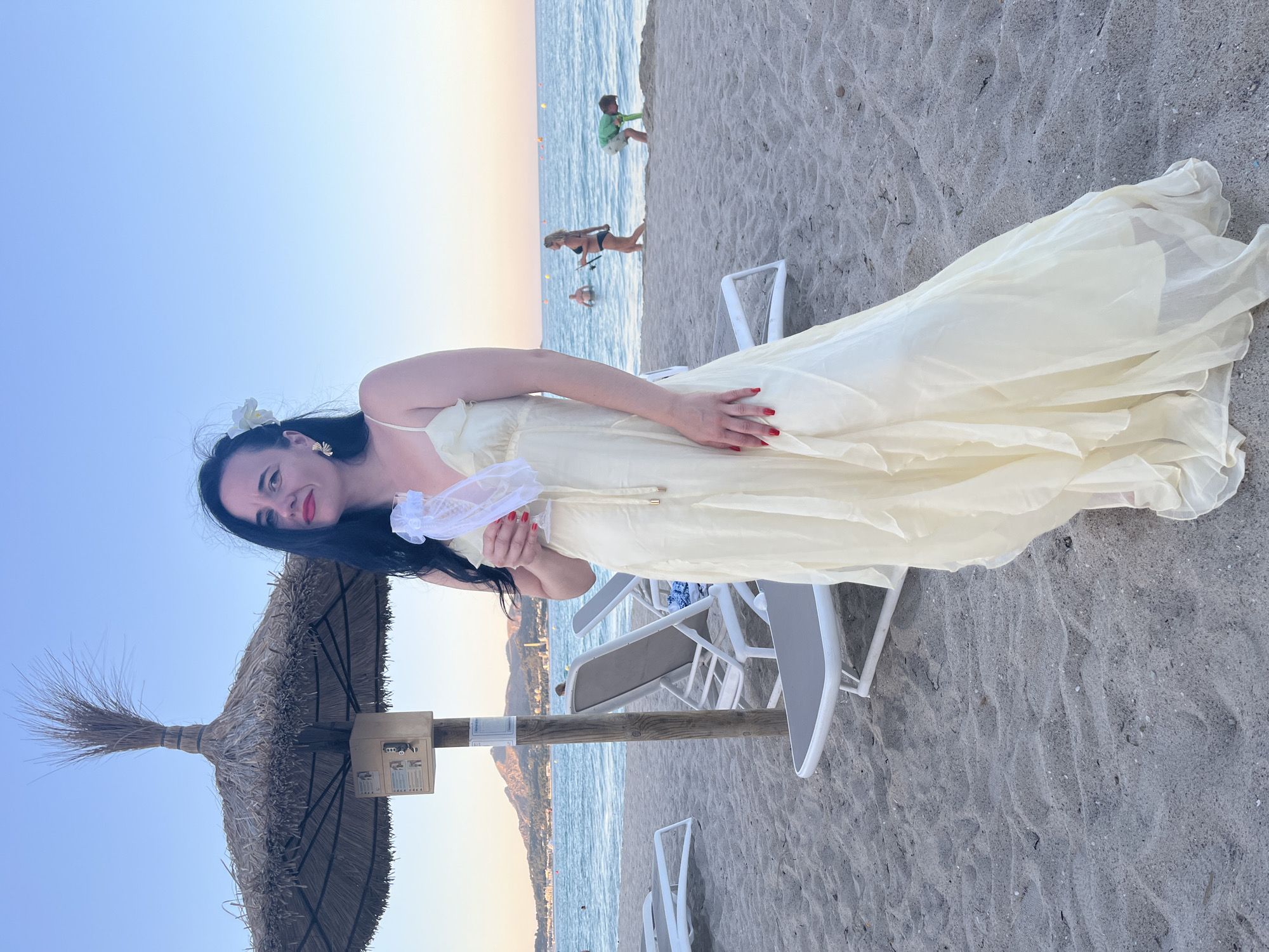 Cava and yellow dress on the sands of Alcúdia