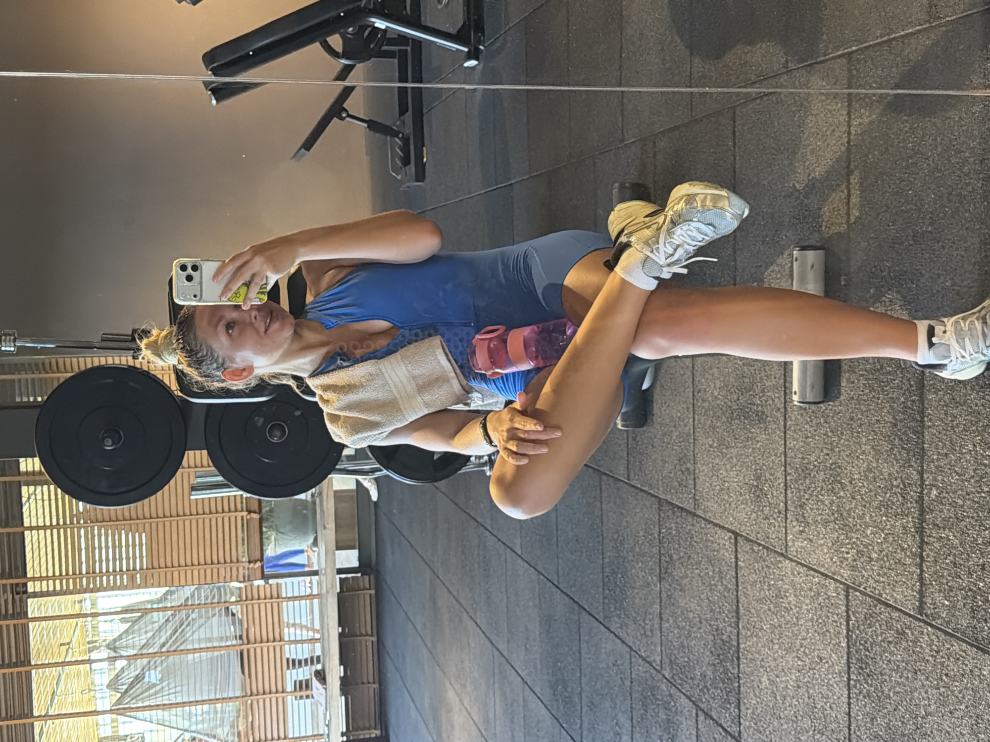 Woman takes gym selfie during workout in Alanya