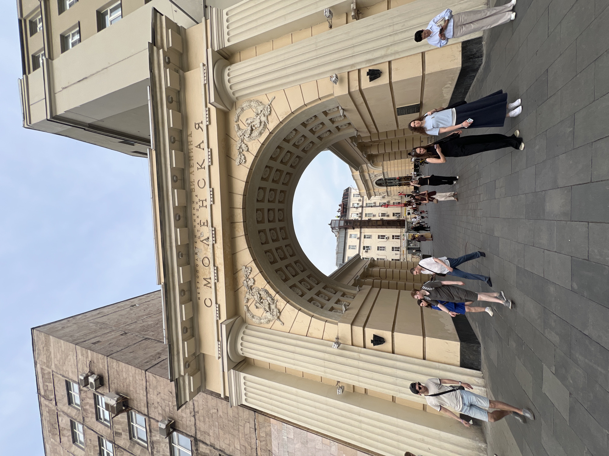 Moscow street life captured: artists, vendors, landmarks documented