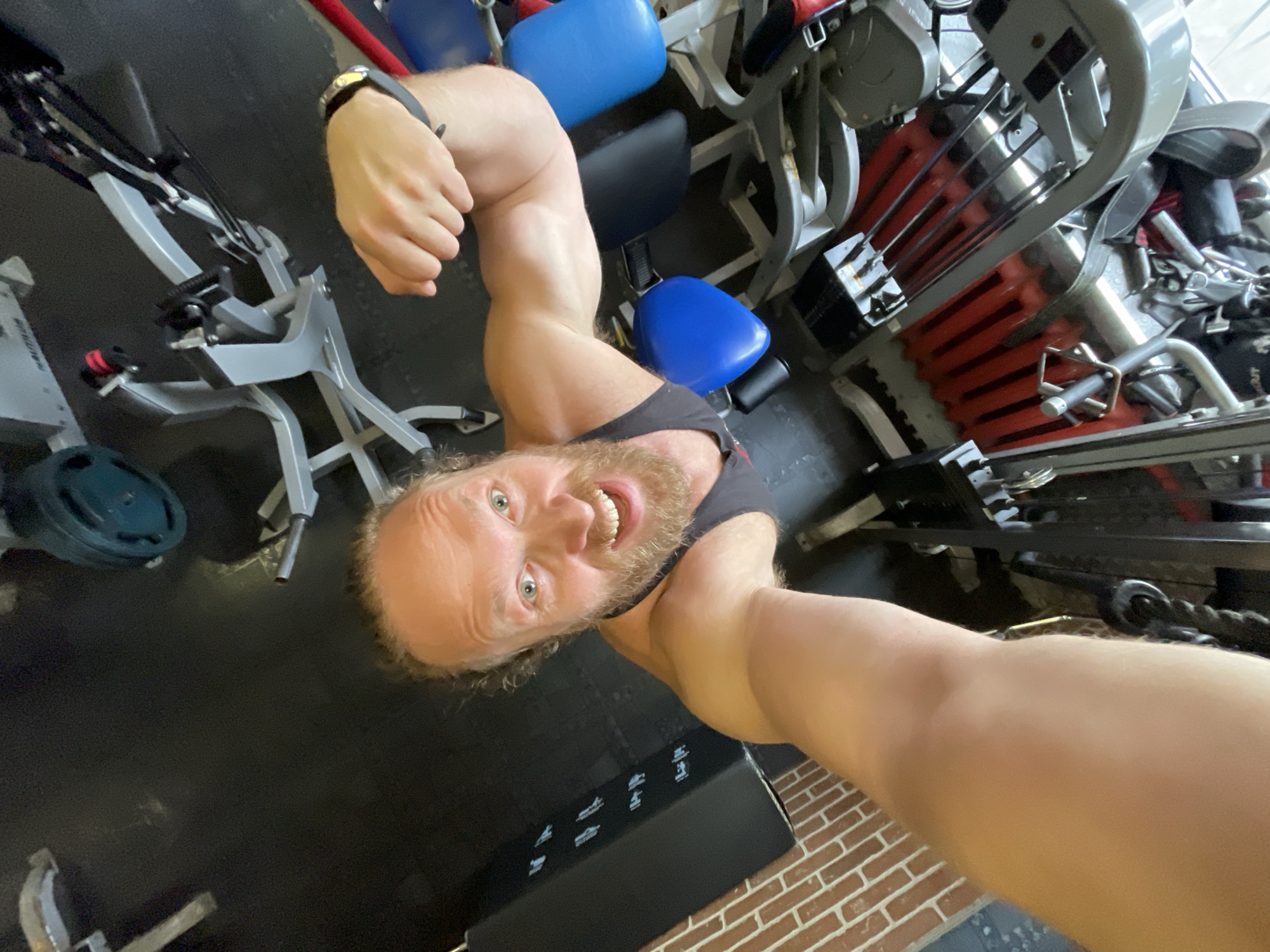 Gym selfies at a Saint Petersburg weightlifting spot