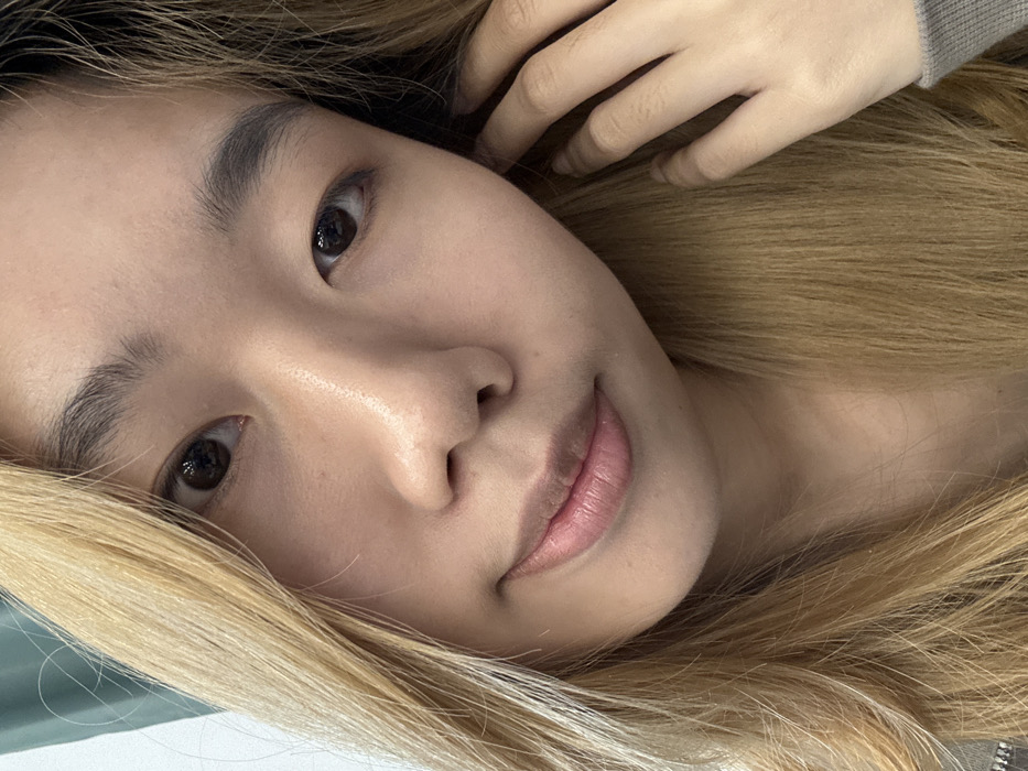 Woman takes multiple selfies across Chongqing district early morning