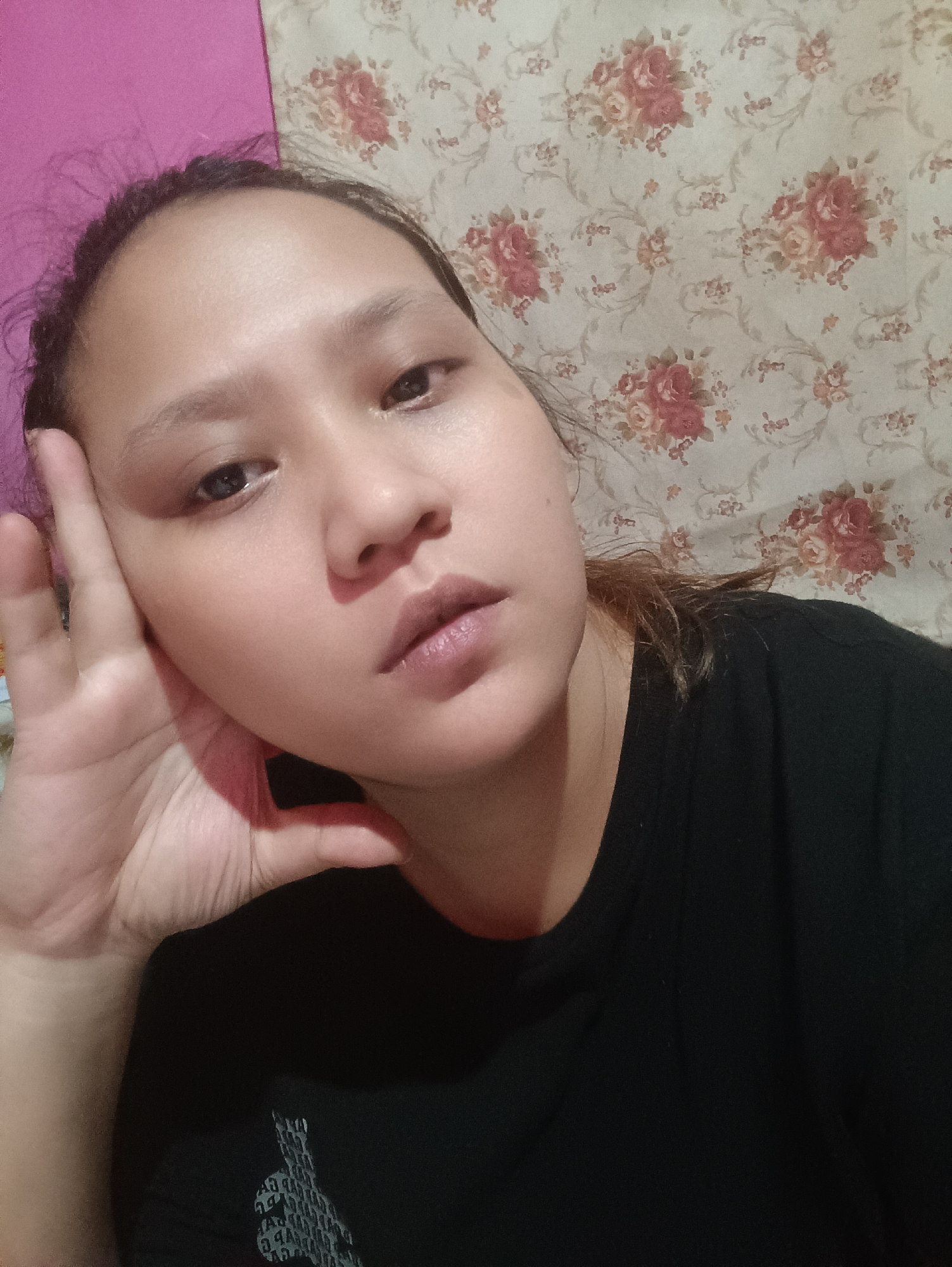 Evening at home in Depok: selfies, street scenes, and K-pop fandom