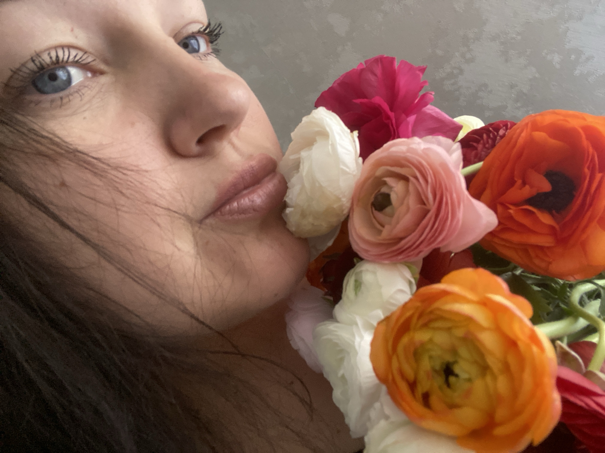 Woman photographed with ranunculus bouquet in Sochi morning session