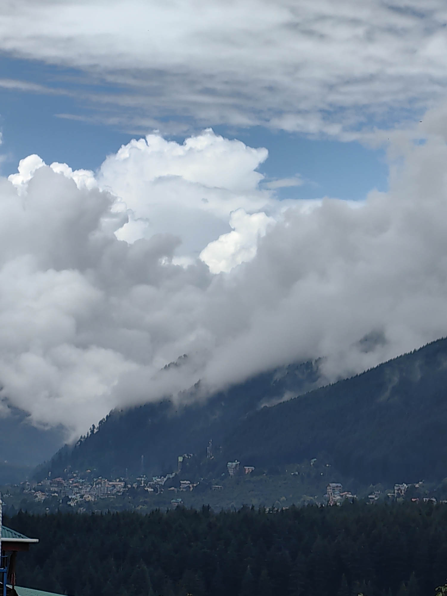 Cloudy morning in Vashisht, mountains in the mist