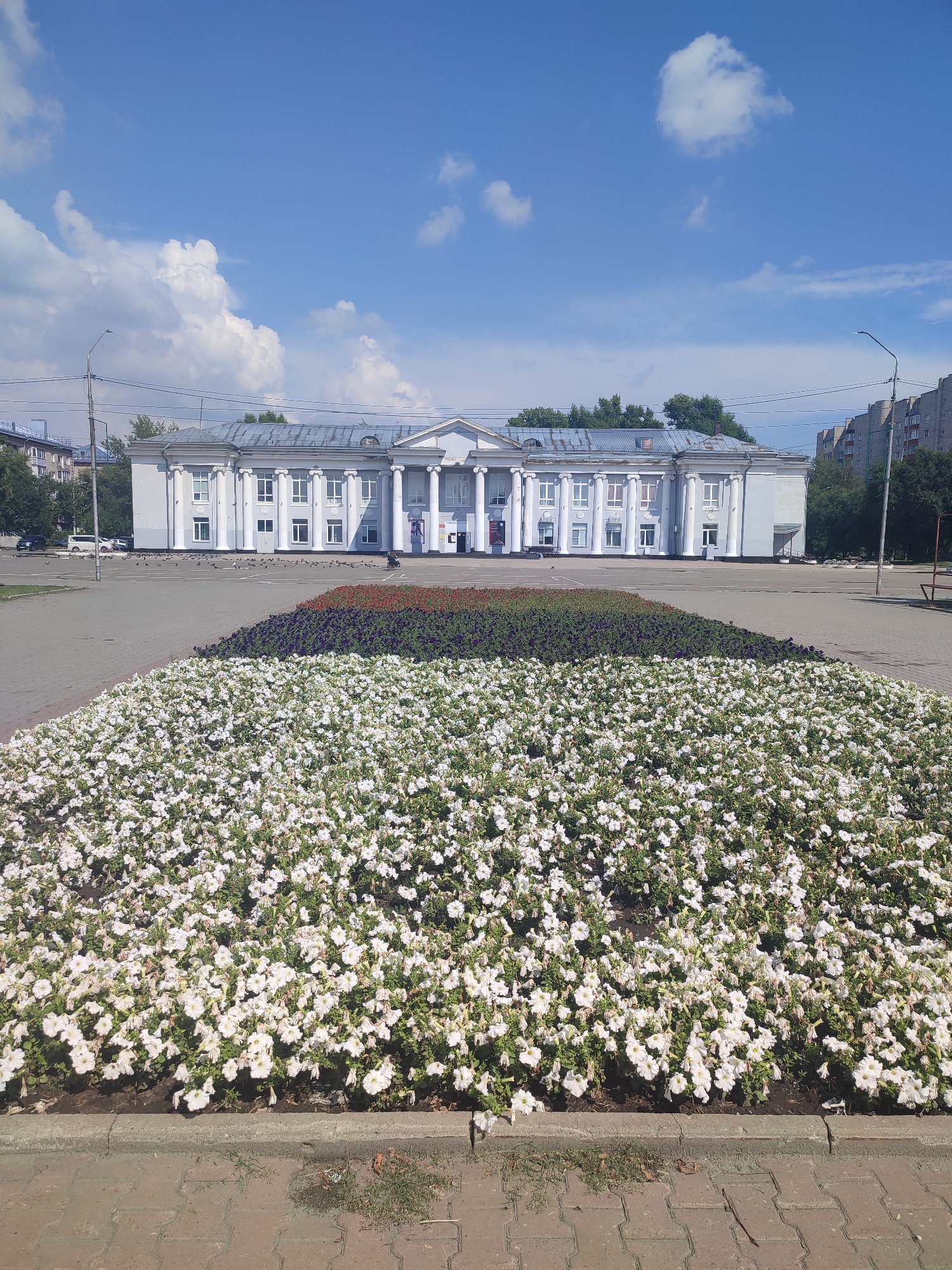 Civic landmarks, alley garages, and daily life in Novoaltaysk