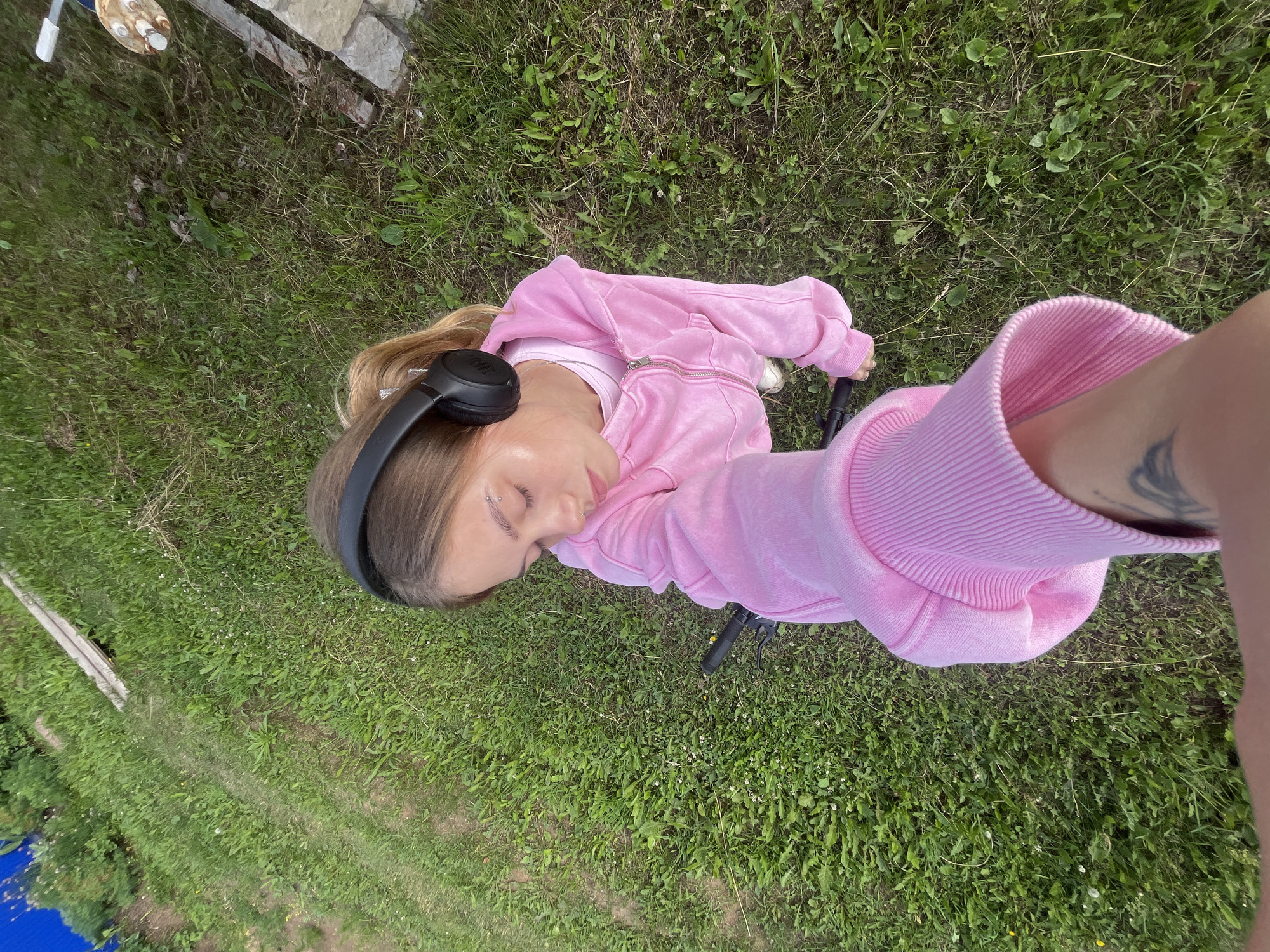 Pink tracksuit, headphones, and a lazy afternoon in Foki