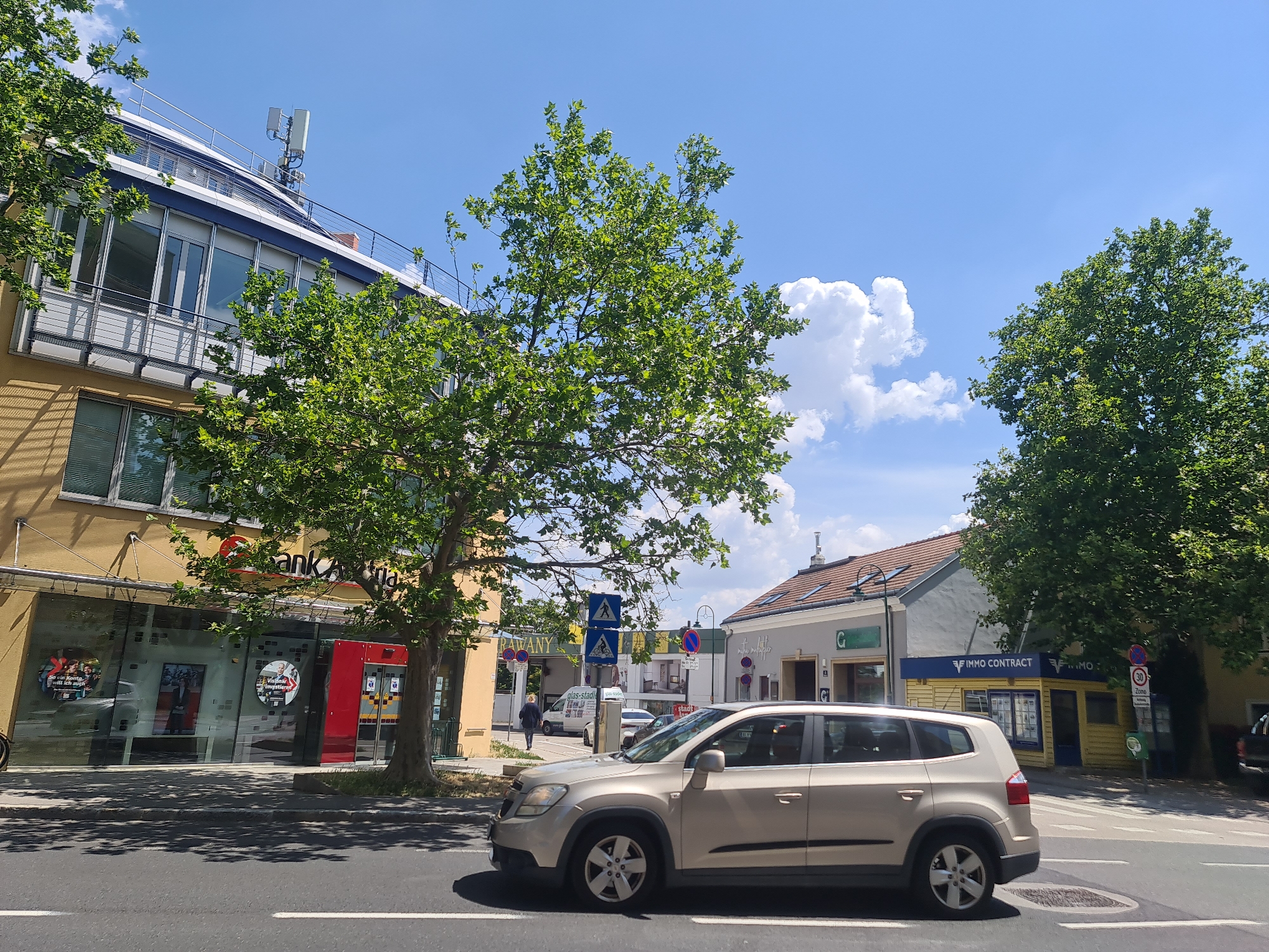 Street-level tour through Mödling on a sunny morning