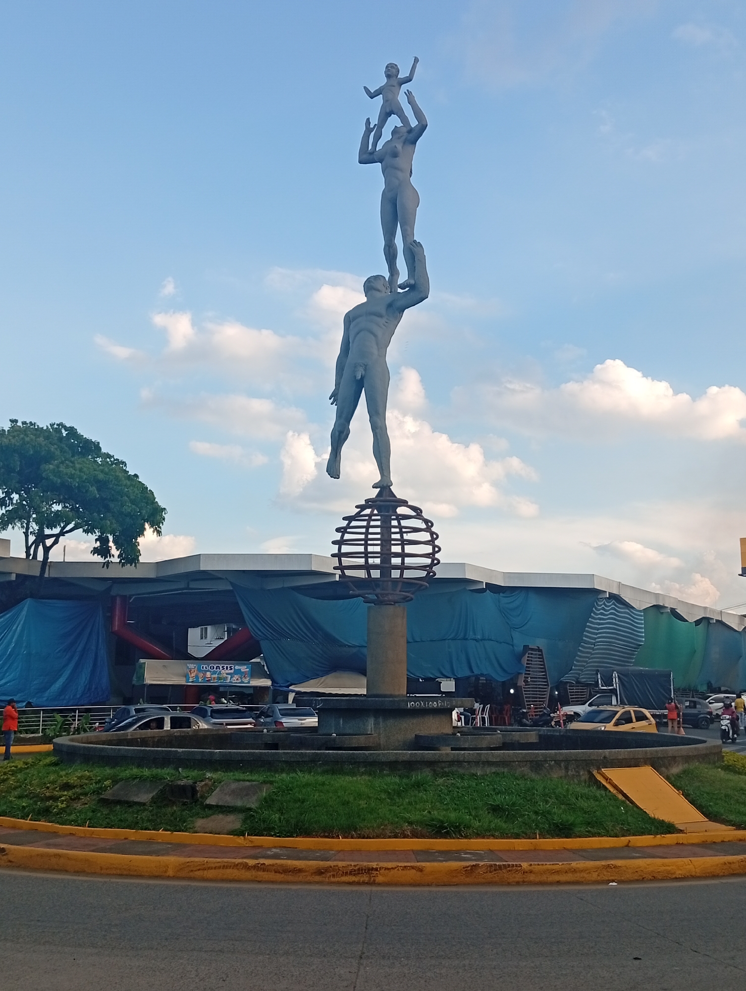Statue of family figures observed in Jamundí, Colombia