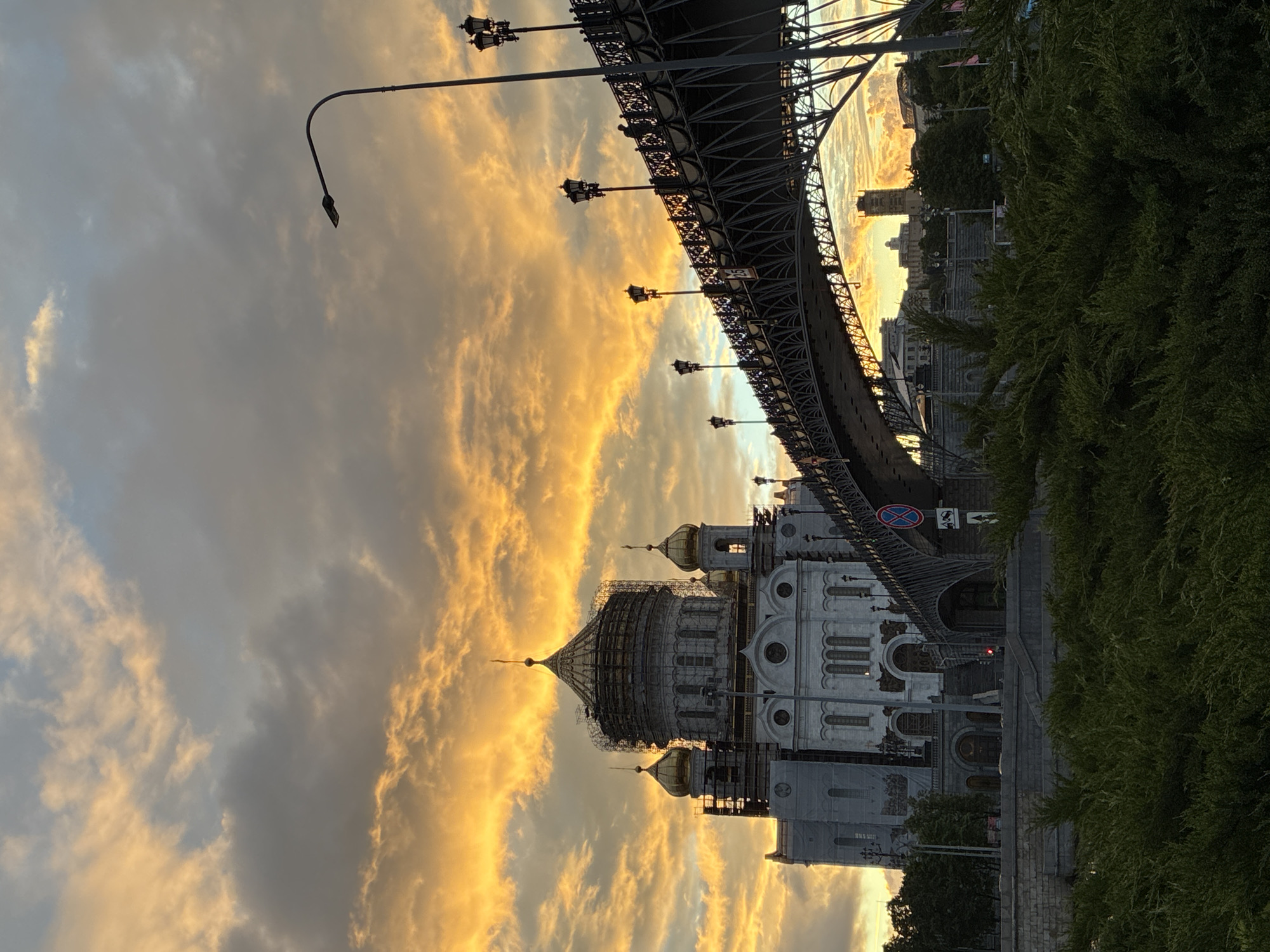 Witness captures Moscow cathedral sunset views over six minutes