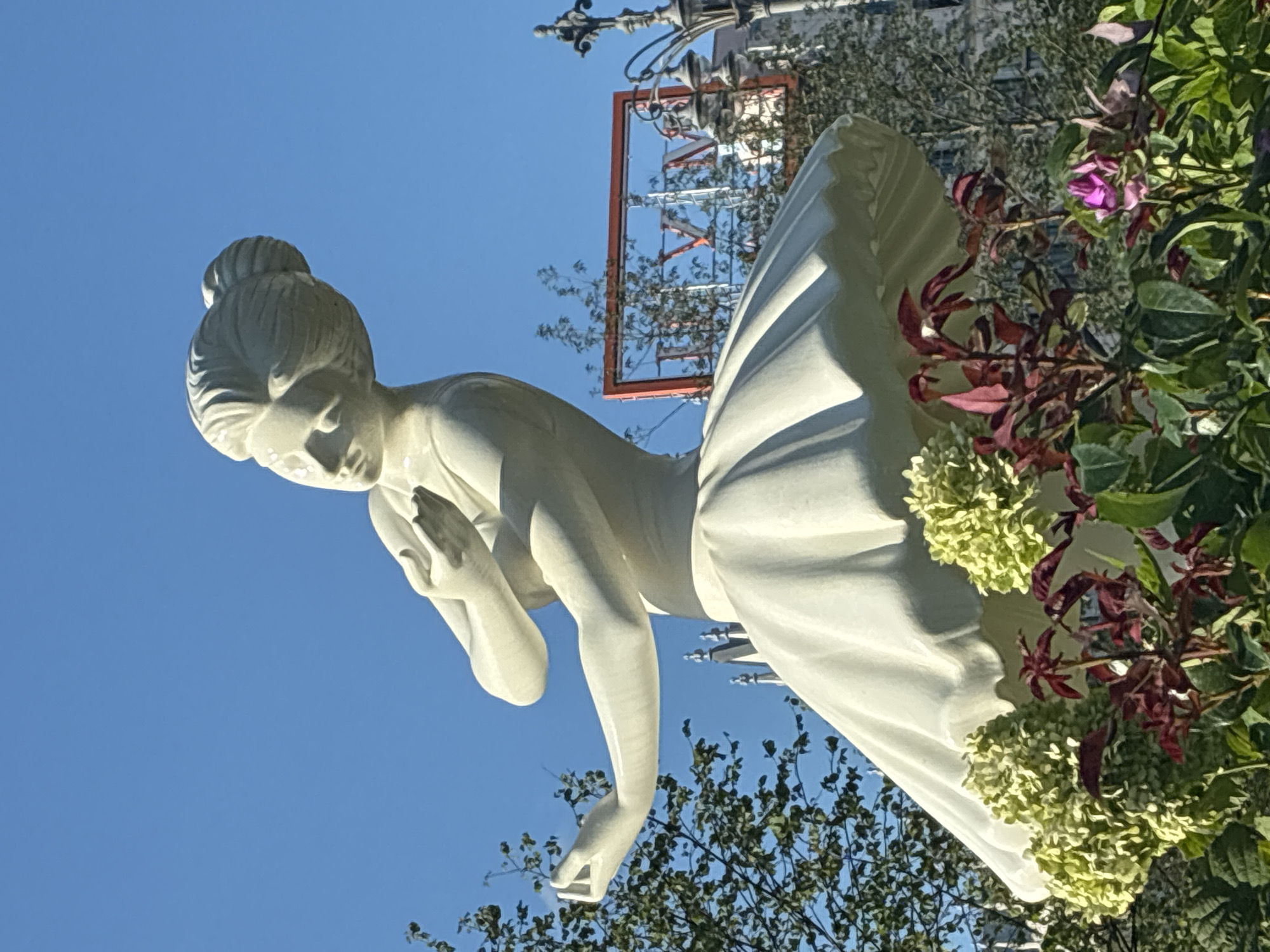 Live music and public art around a Moscow plaza