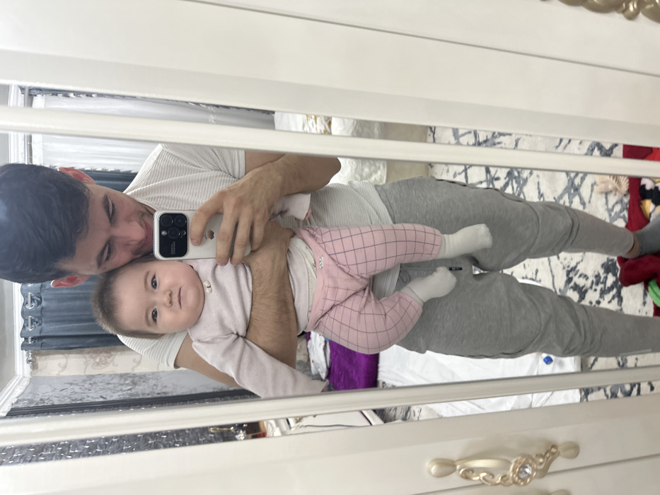 Father documents afternoon bonding moments with infant in Uzbekistan