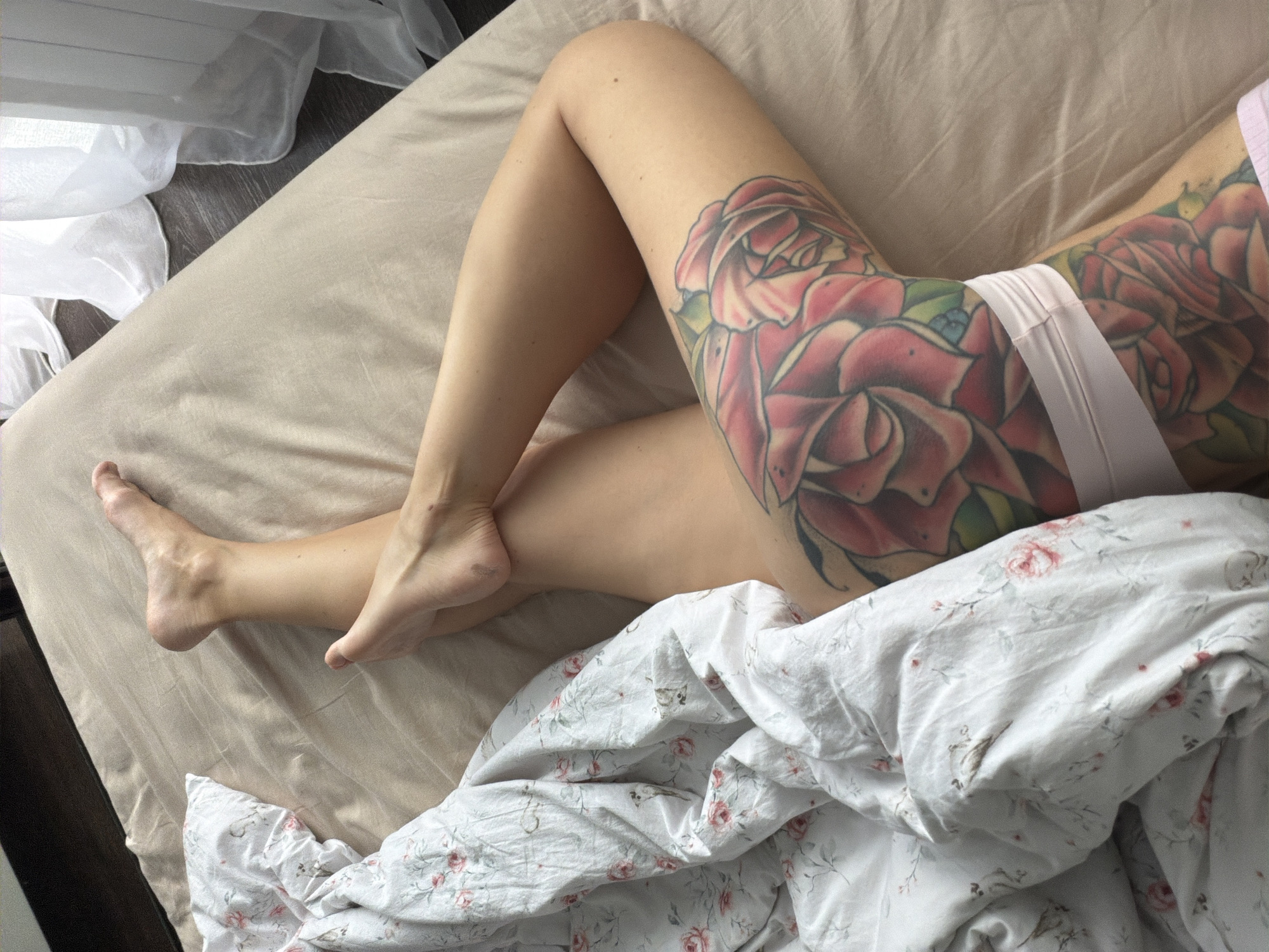 Morning bedroom scenes and mirror selfies in Sukhodol
