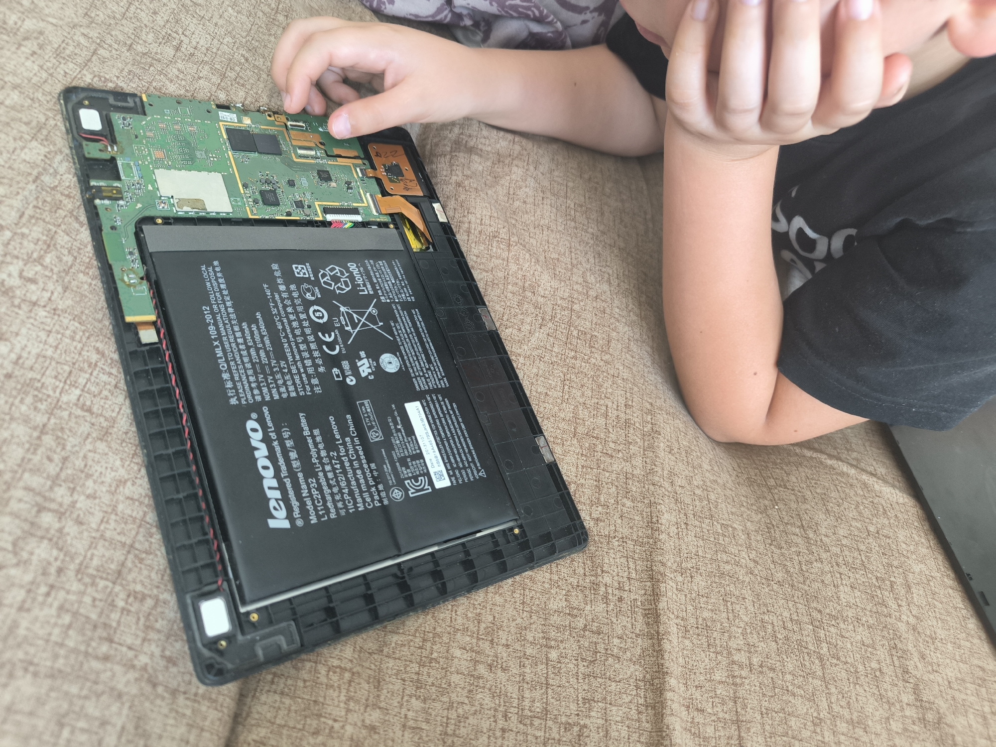 Lenovo tablet disassembly, internal components up close, Chișinău