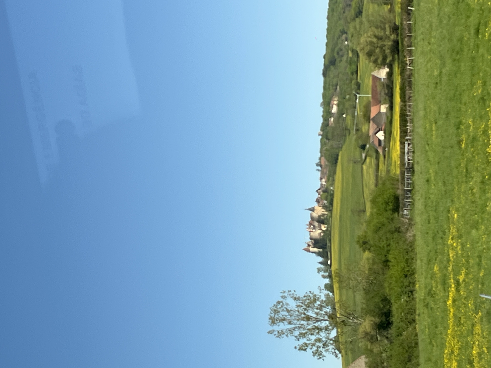 Clear spring day documented in Châteauneuf countryside