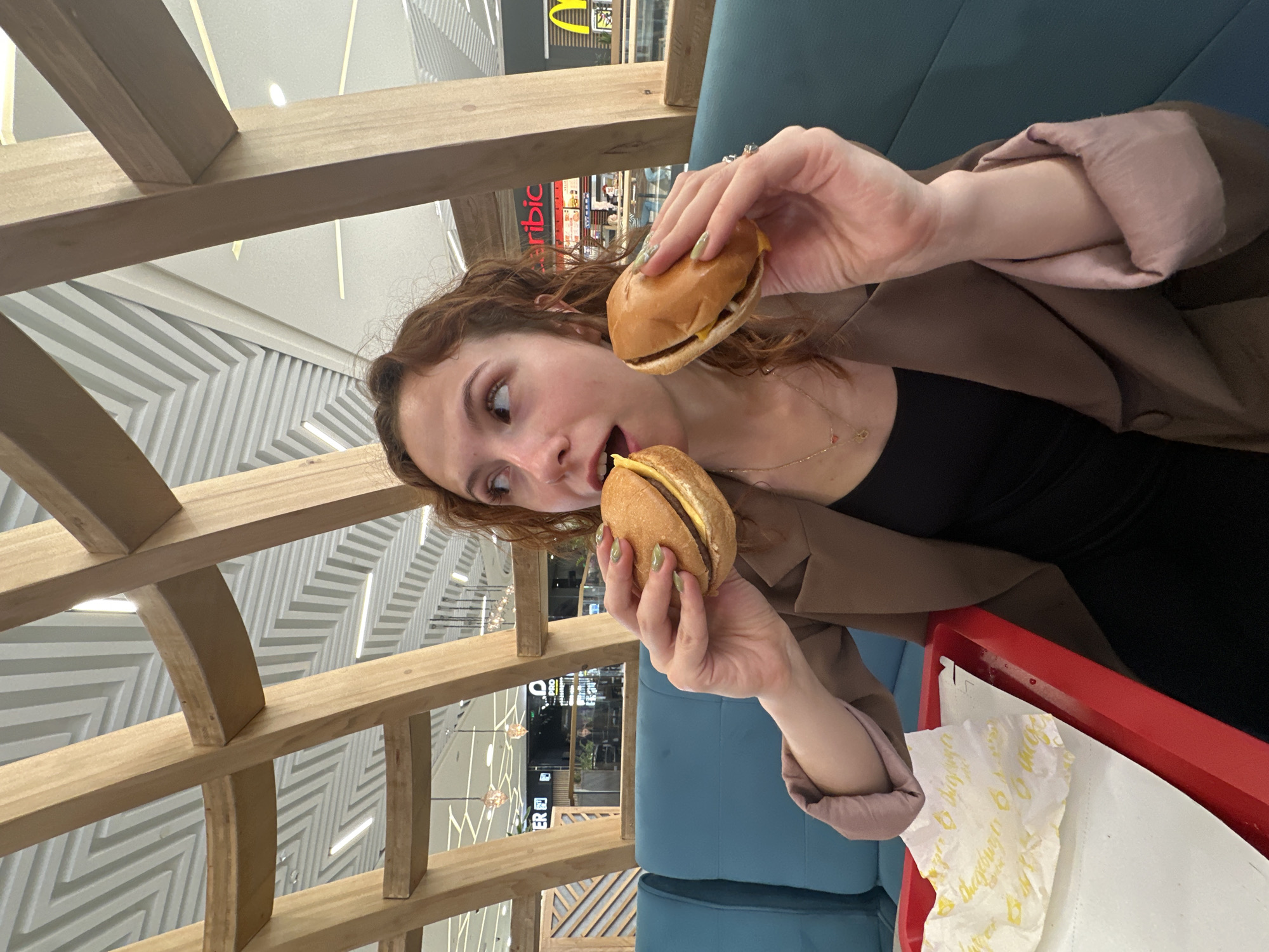 Woman dines, takes selfies at Novi Sad fast-food restaurant