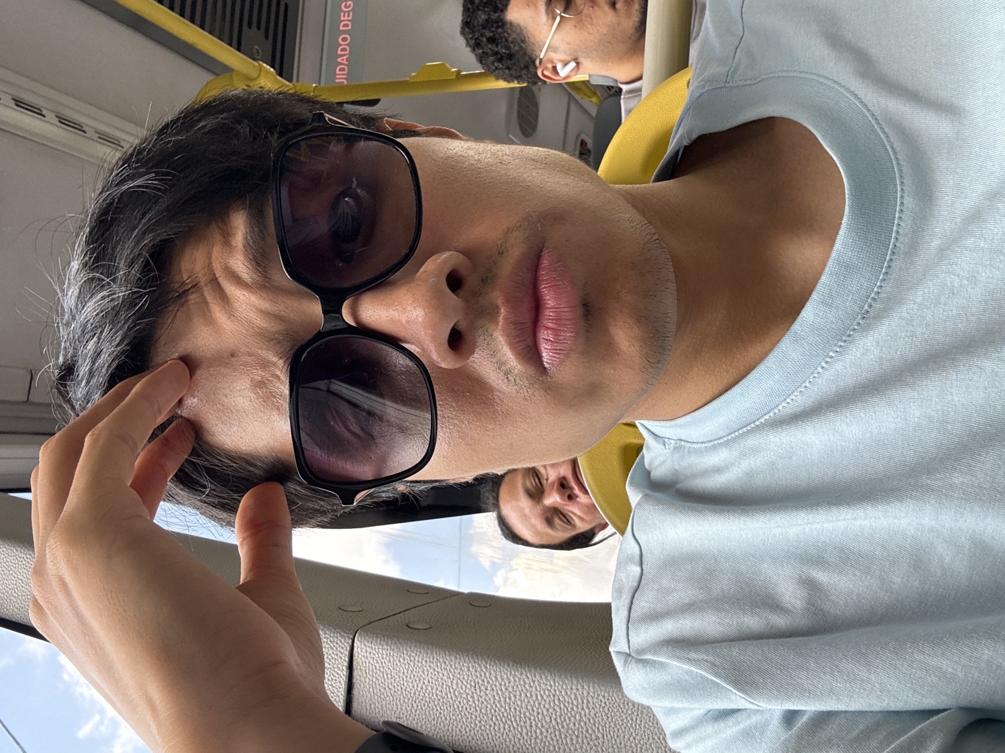 Passenger in sunglasses spotted on São Paulo public transit