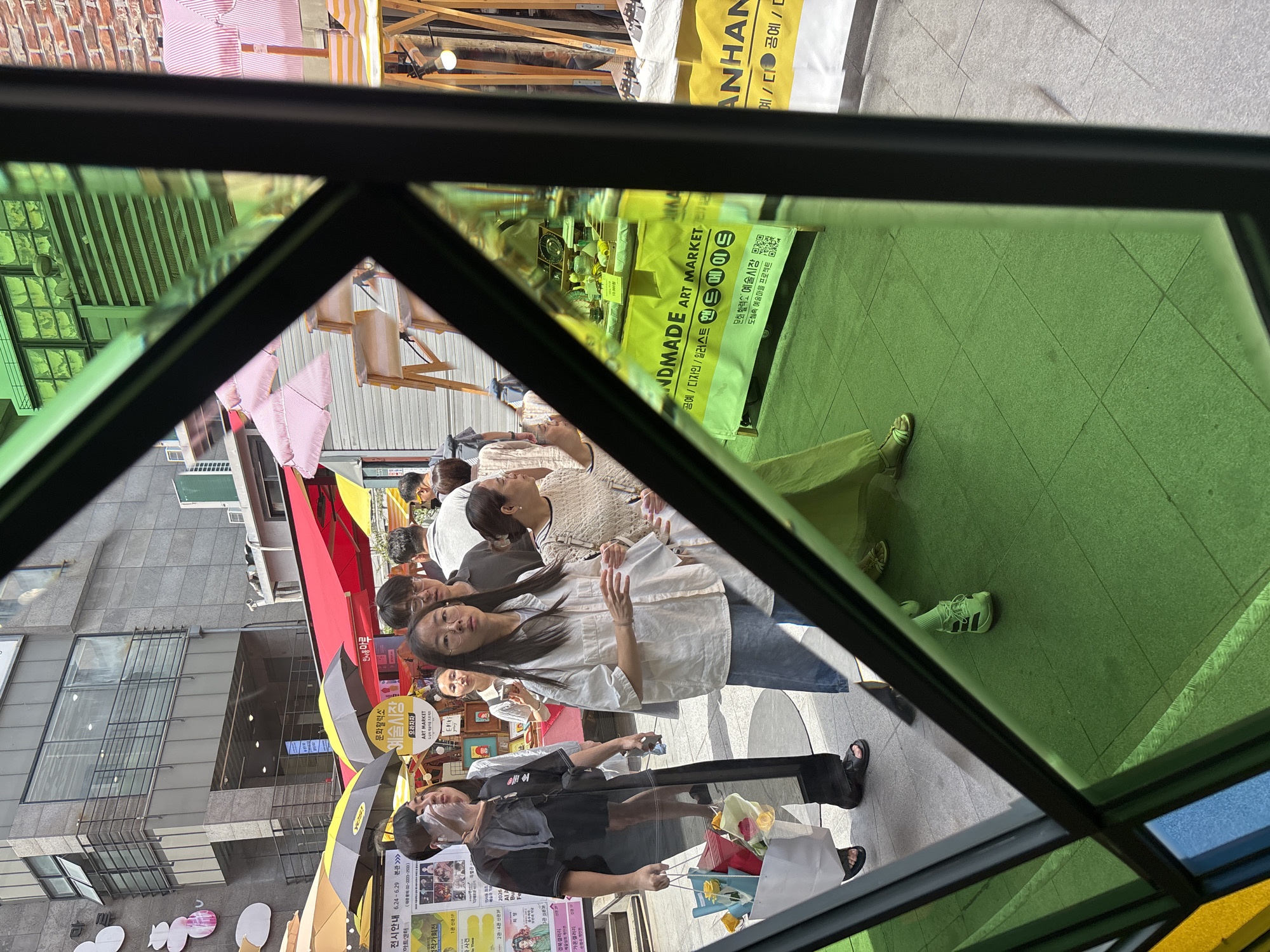 Seoul morning: art market stalls, street scenes, and a bagel café