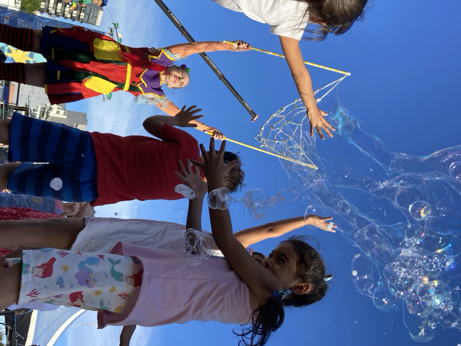 Buenos Aires Summer Culture Festival Features Street Performers, Acrobats