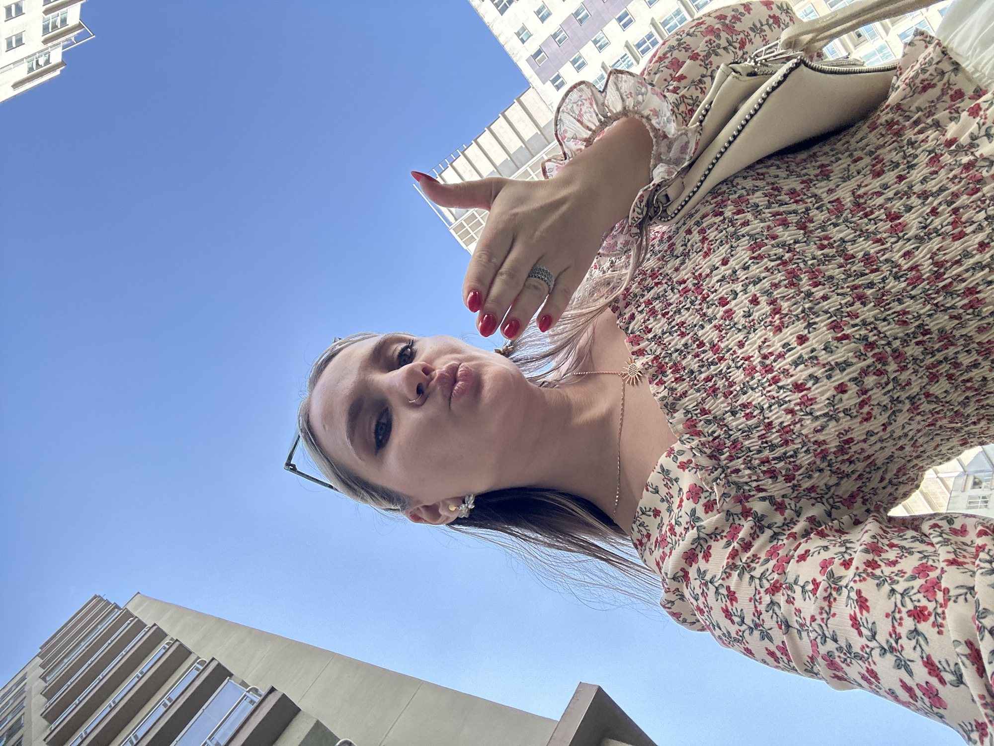 Everyday moments captured in Esenyurt: selfies and street scenes