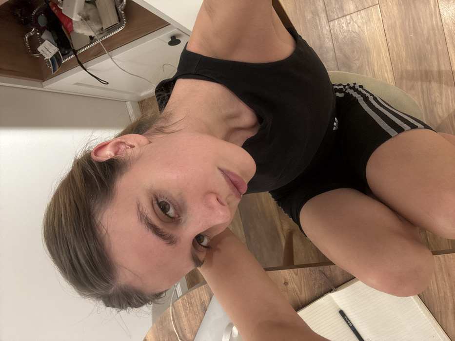 Woman photographed indoors in close-up high-angle shot