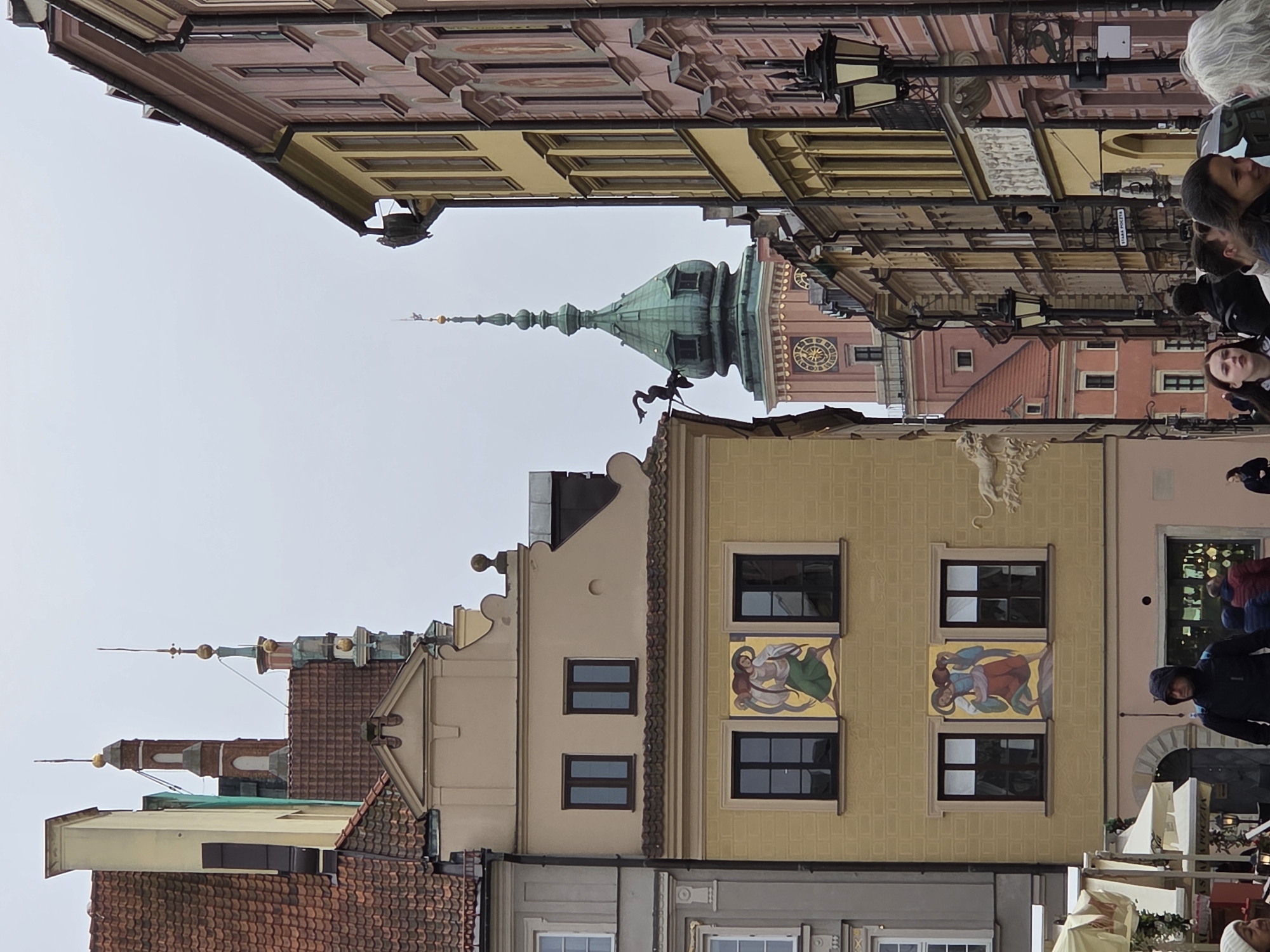 Morning tourist activity documented across Warsaw's historic Old Town district