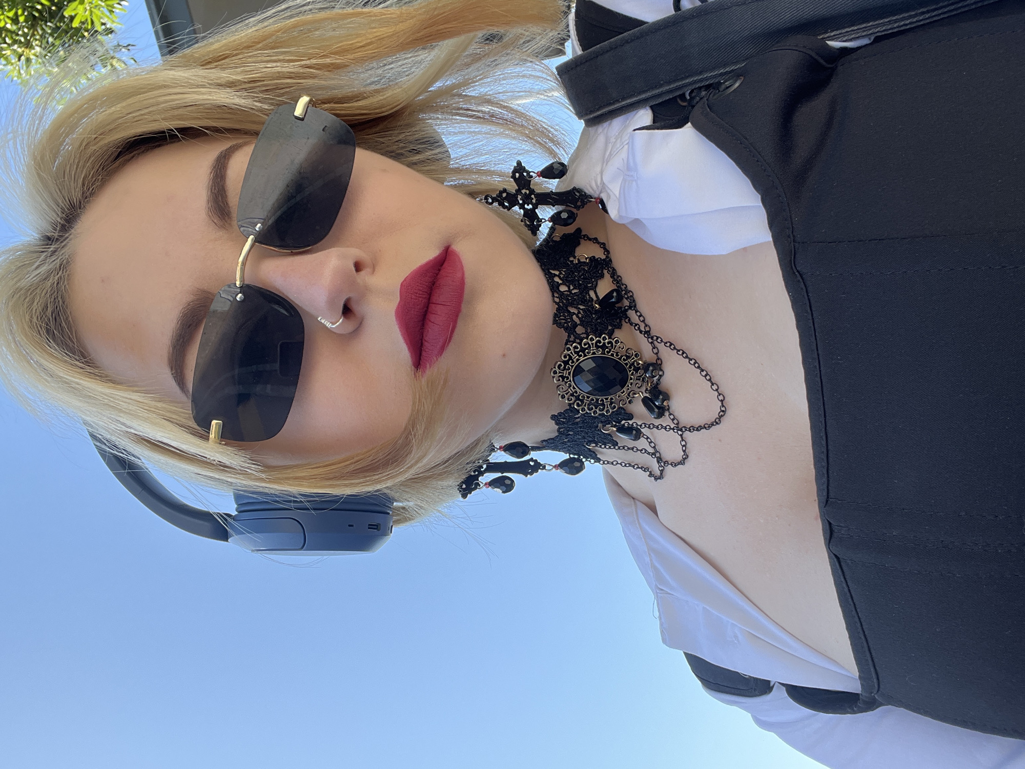 Woman with distinctive accessories observed in Bečići, Montenegro