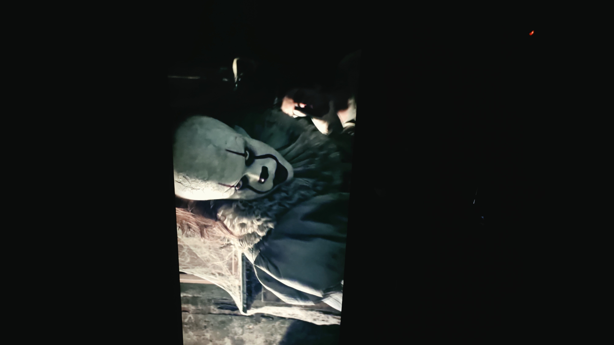 Pennywise imagery across screens and stills, Il'inskiy
