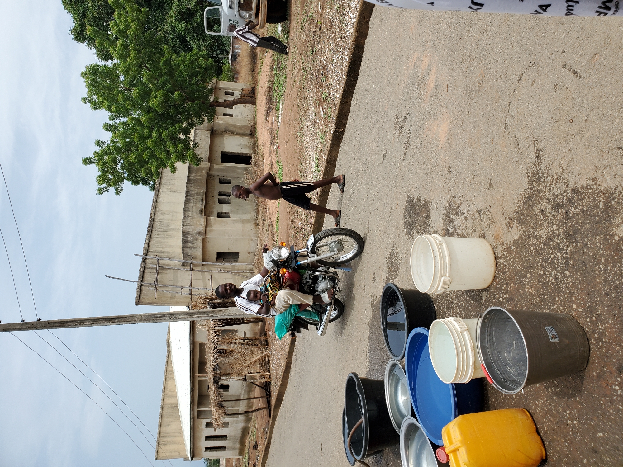 Daily life documented on Mararaba streets during afternoon hours