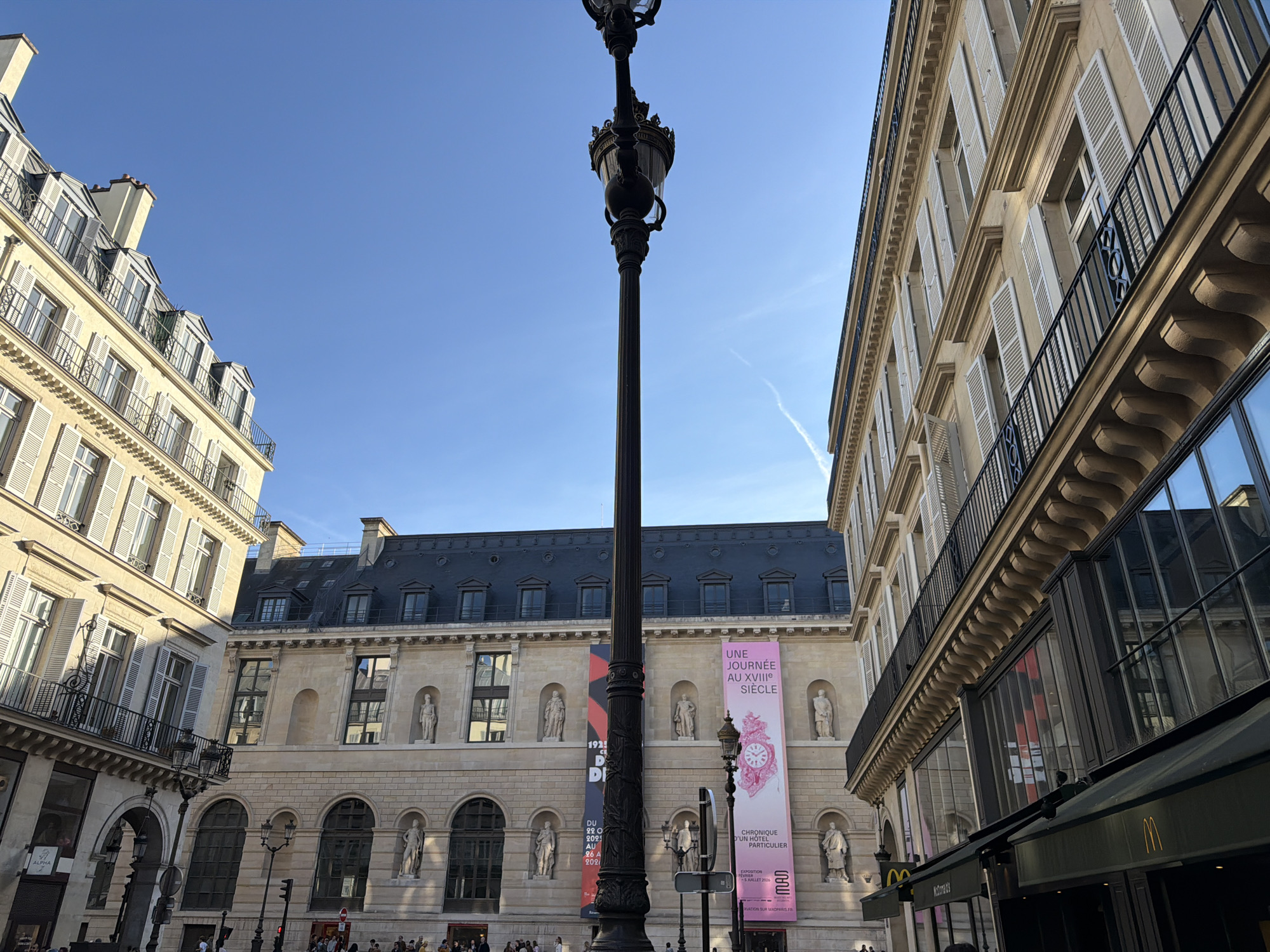 Paris street scenes and Louvre captured on spring afternoon
