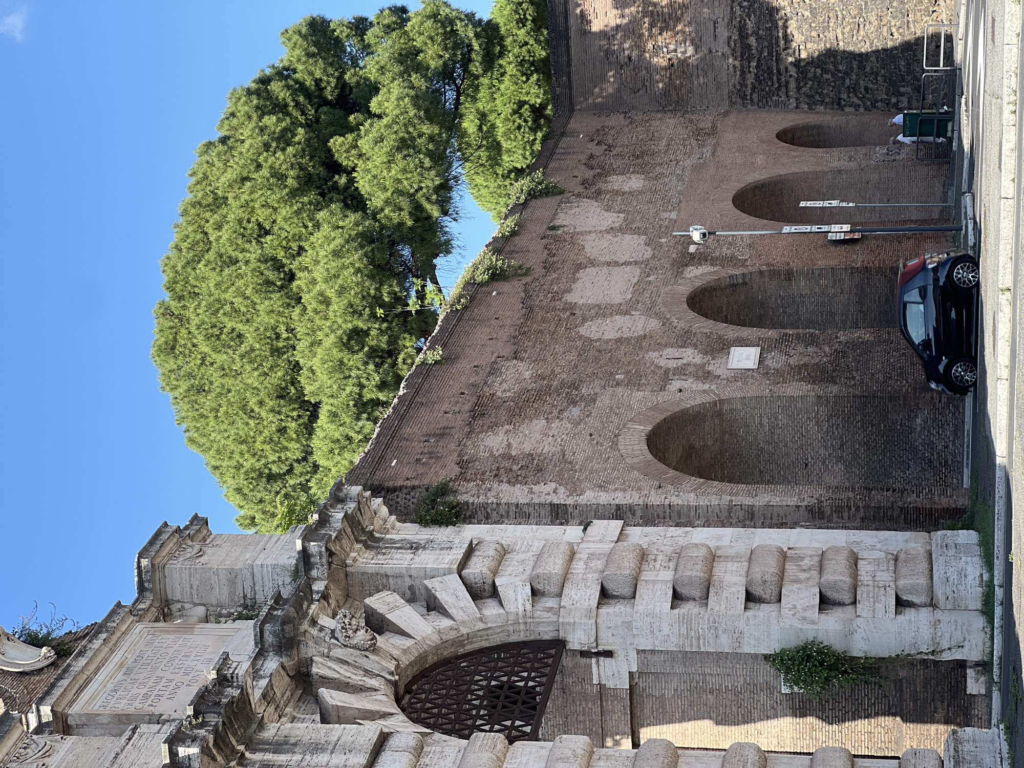 Afternoon stroll through Rome's historic center documented in 18 images