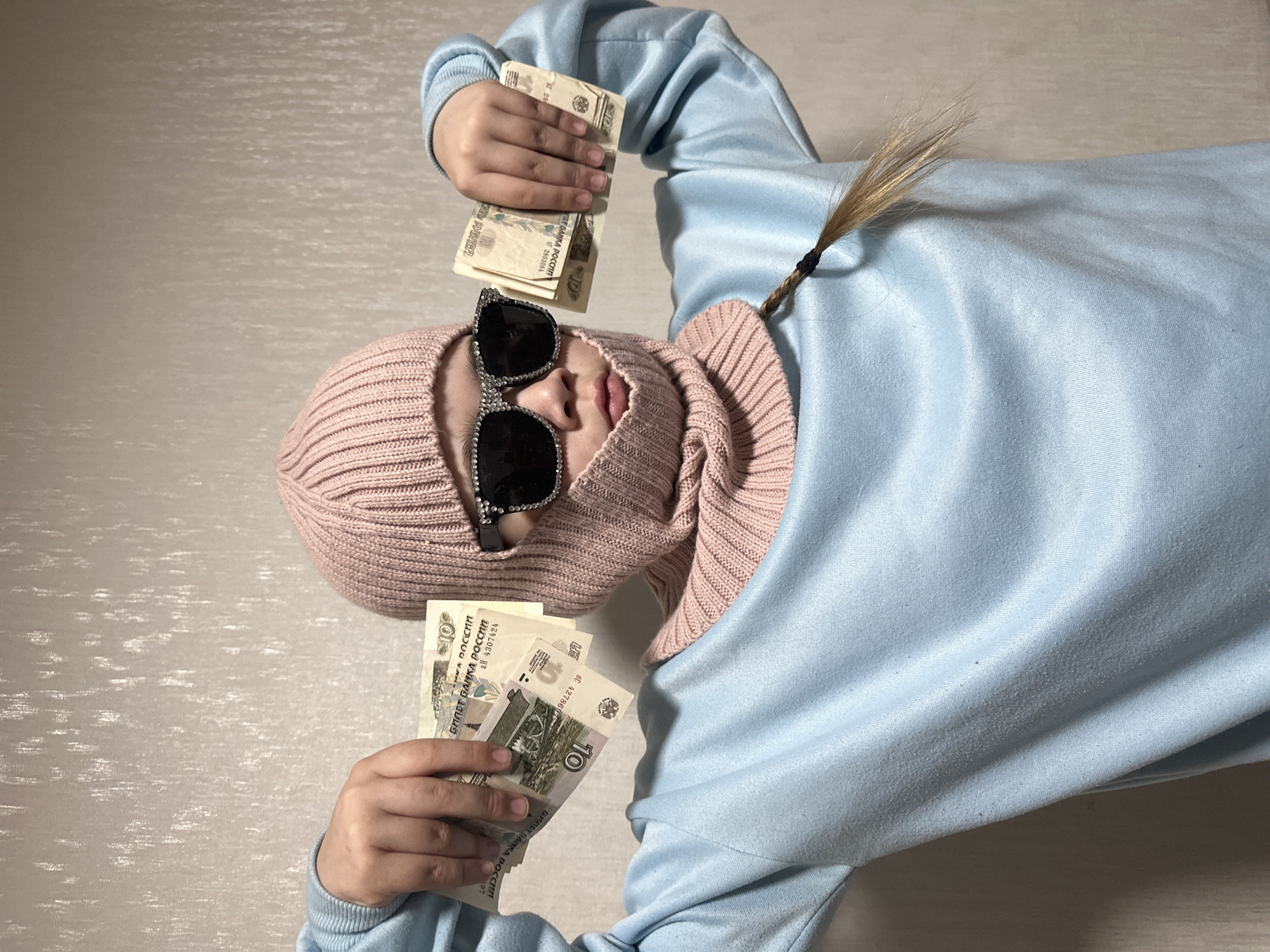 Pink-masked figure recorded counting cash, lying down in Chaikovsky