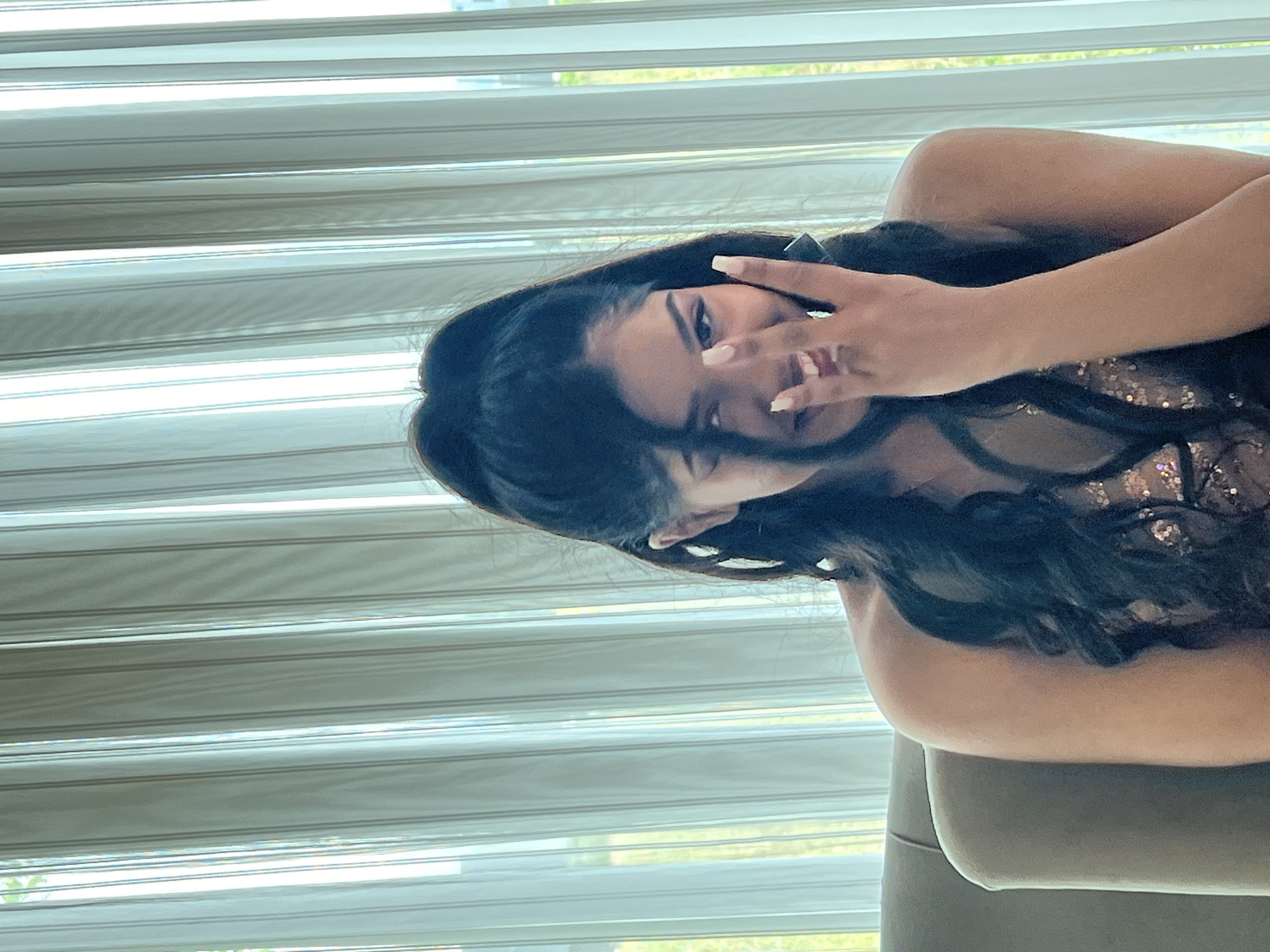 Social gathering documented at Sevlievo restaurant during afternoon hours
