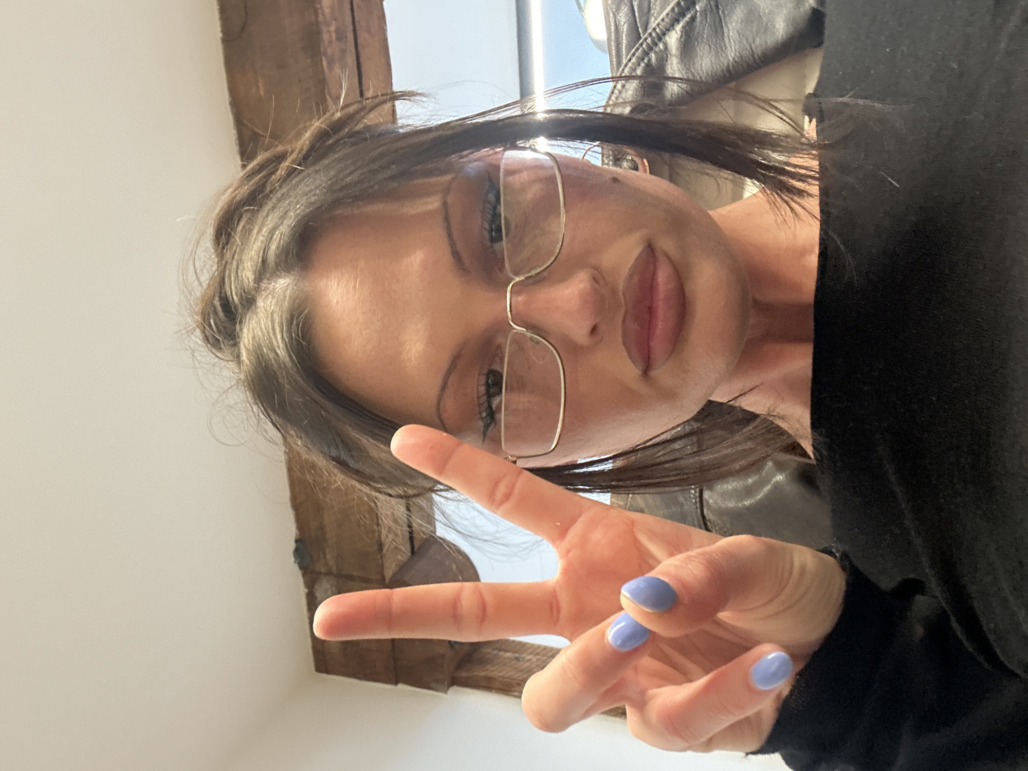 London woman creates selfies and social media text images