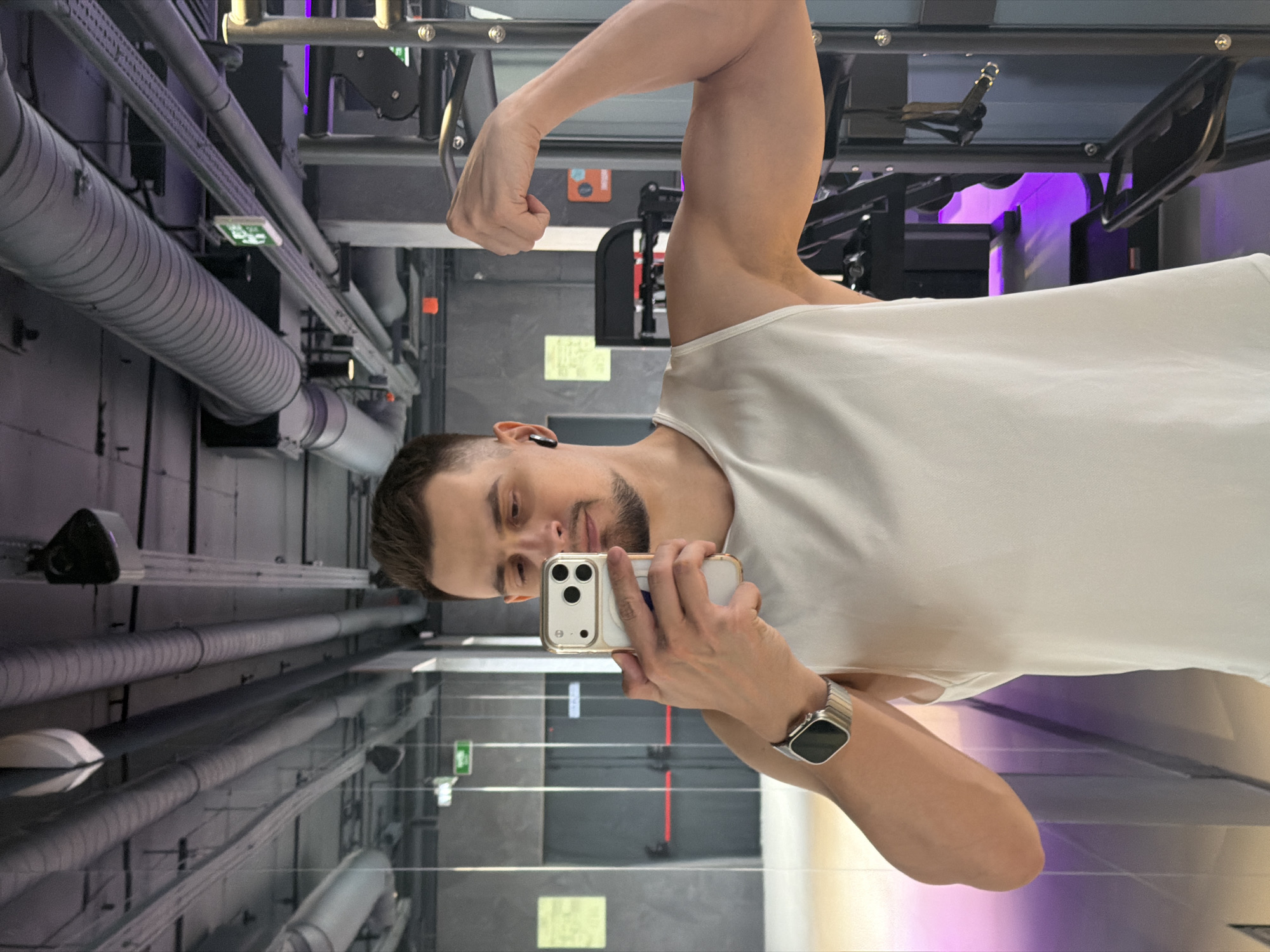 Man documents workout session at Krasnoyarsk gym with selfies