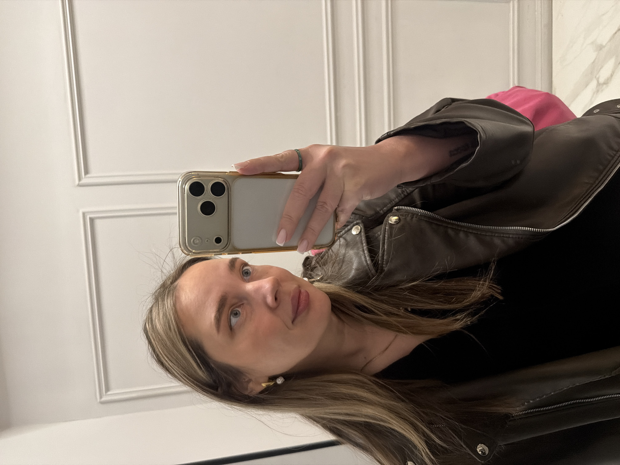 Moscow morning captures: cat portrait and woman's selfies