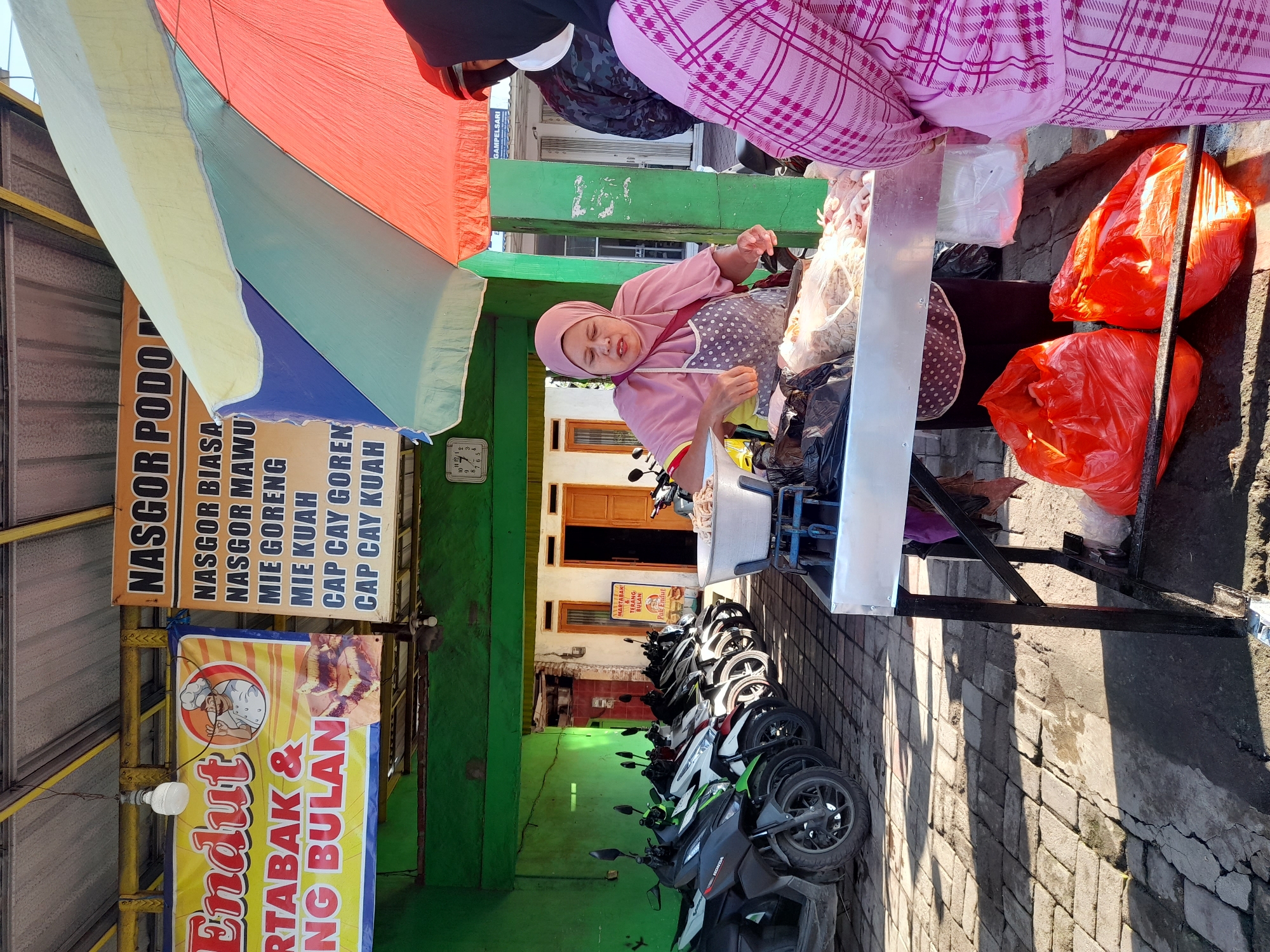 Street vendors and daily life captured in Balonggabus